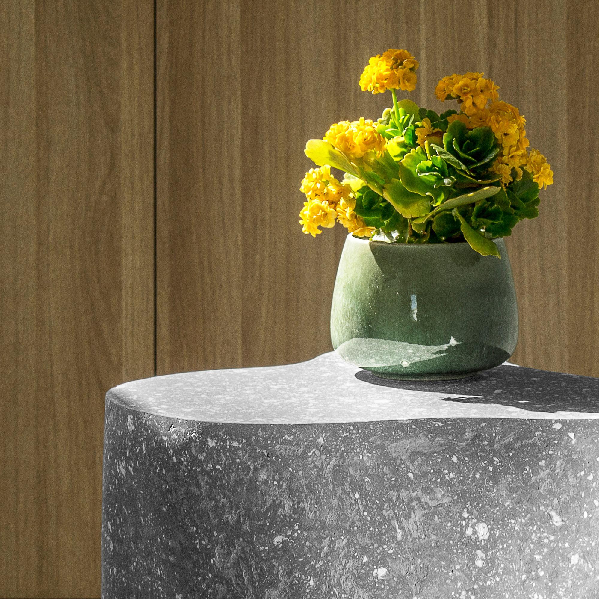 XXIe siècle et contemporain Table d'appoint sculpturale en béton, ciment gris clair par Donatas Žukauskas en vente