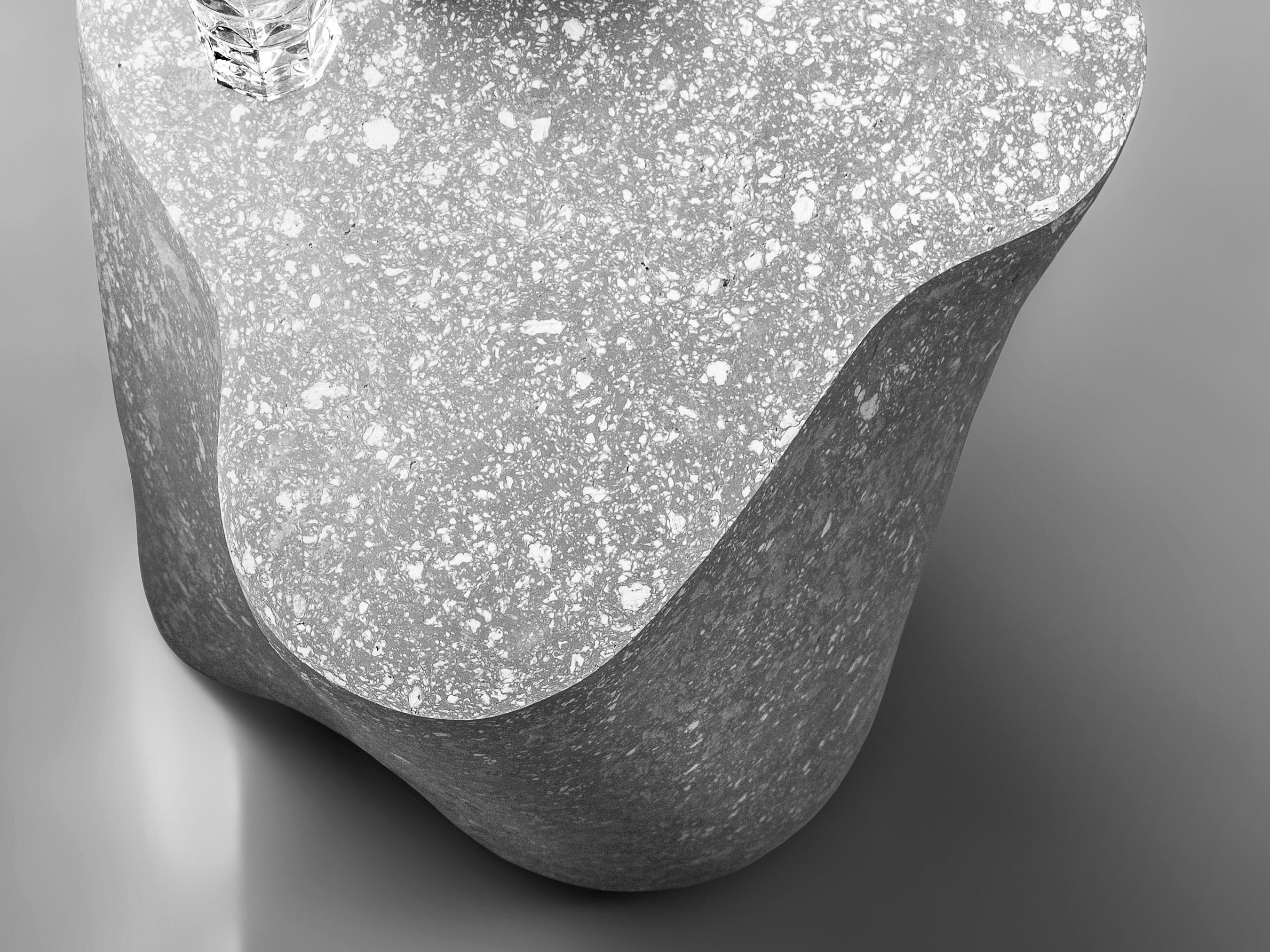 Fait main Table d'appoint sculpturale en béton, ciment gris clair par Donatas Žukauskas en vente