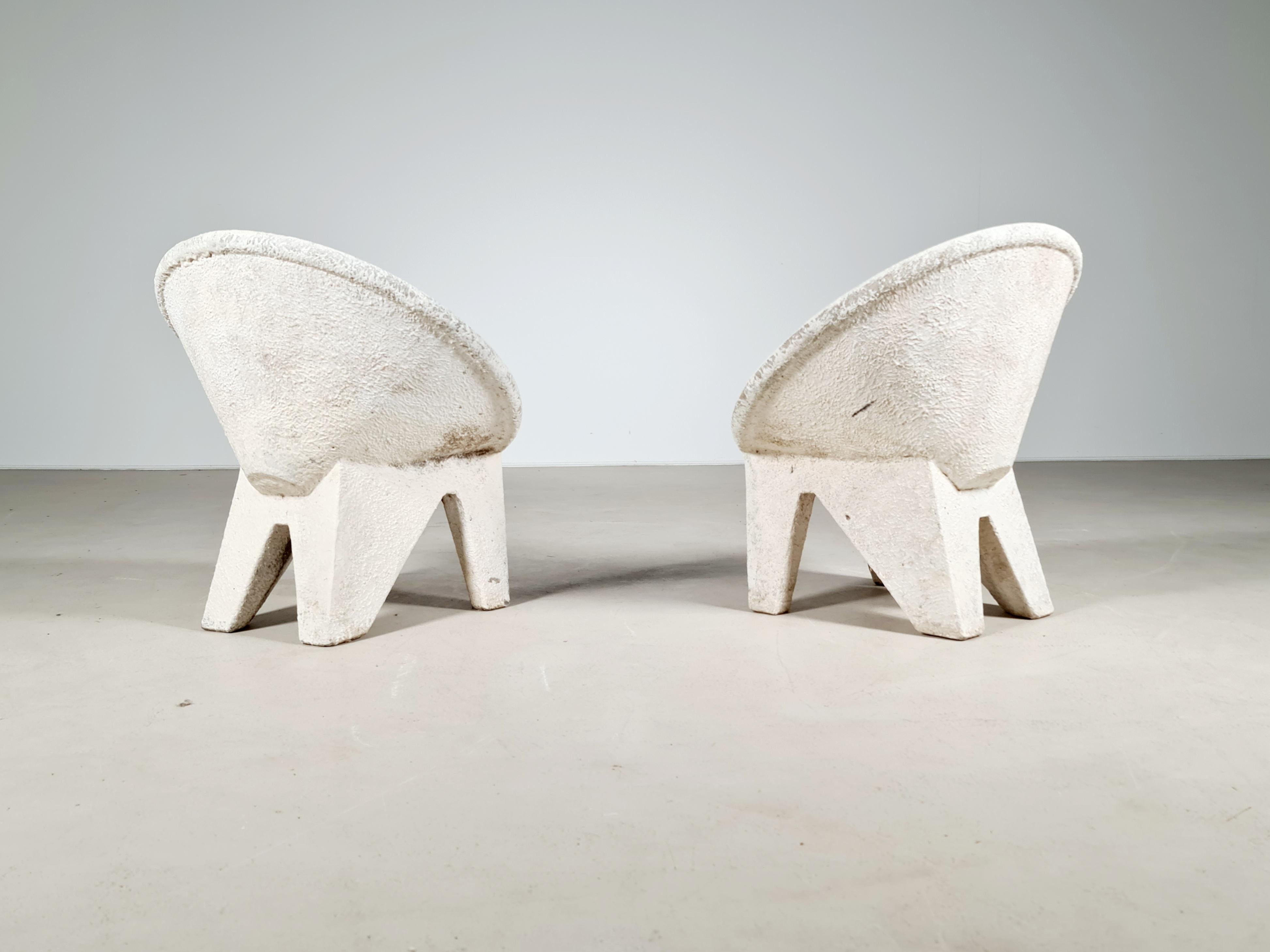 Set of 2 concrete chairs for outdoor use. Perfect for gardens, terraces and balconies. Very decorative objects.