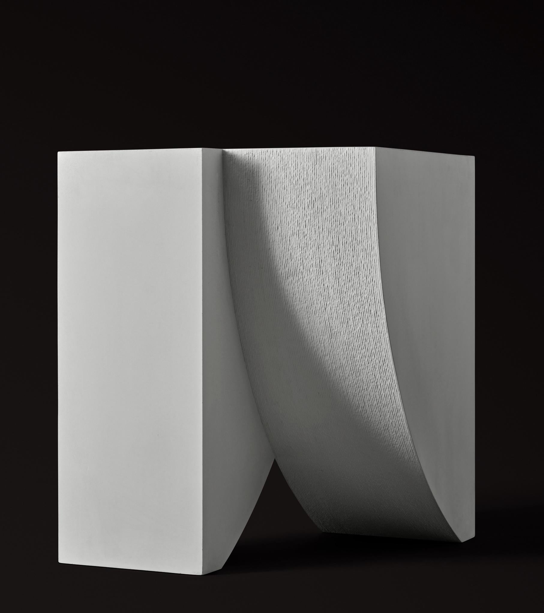 Skulpturales Pflanzgefäß aus Beton, ICARUS 02 von Sirak (mittel) (amerikanisch) im Angebot
