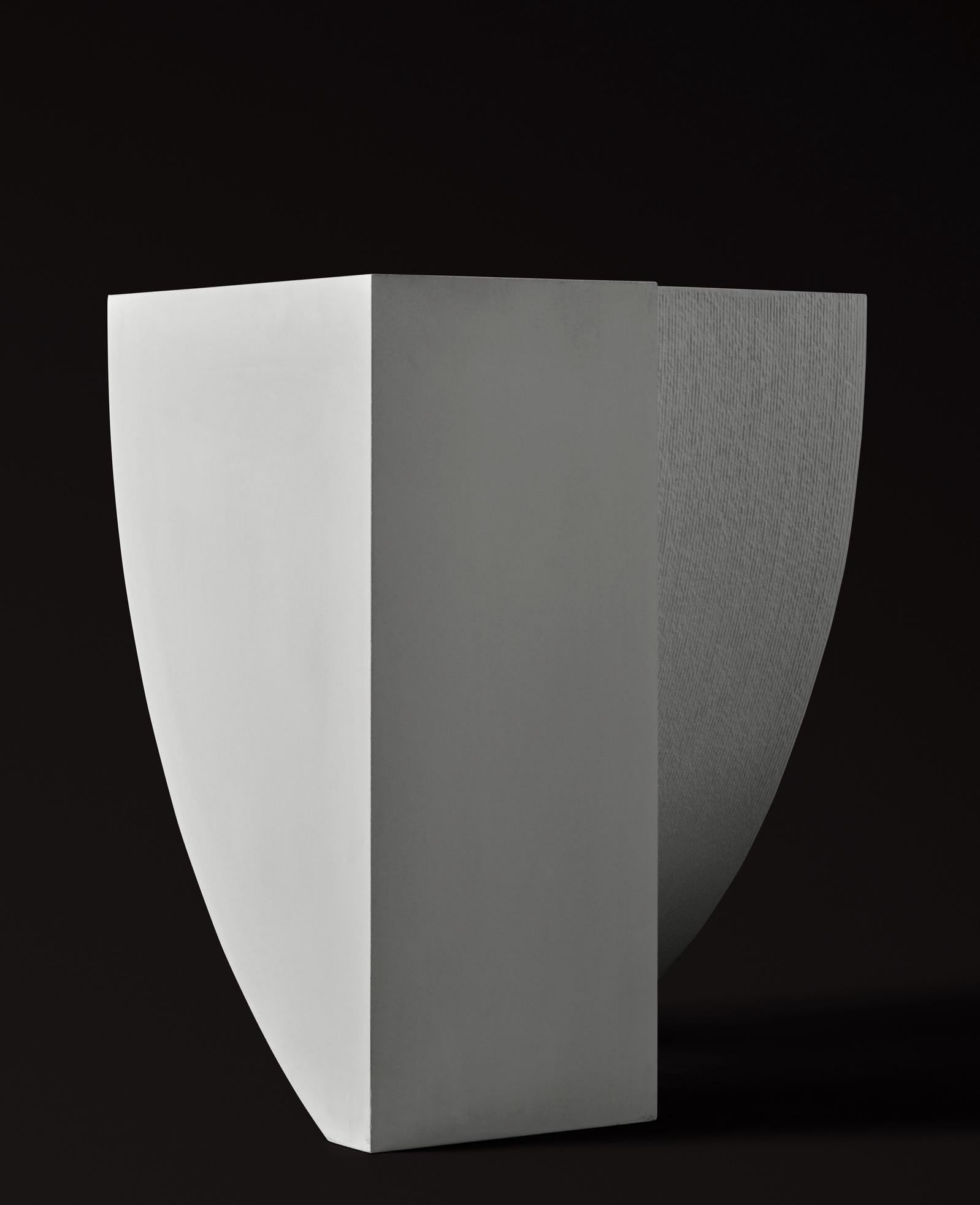 Skulpturales Pflanzgefäß aus Beton, ICARUS 02 von Sirak (mittel) (Gegossen) im Angebot