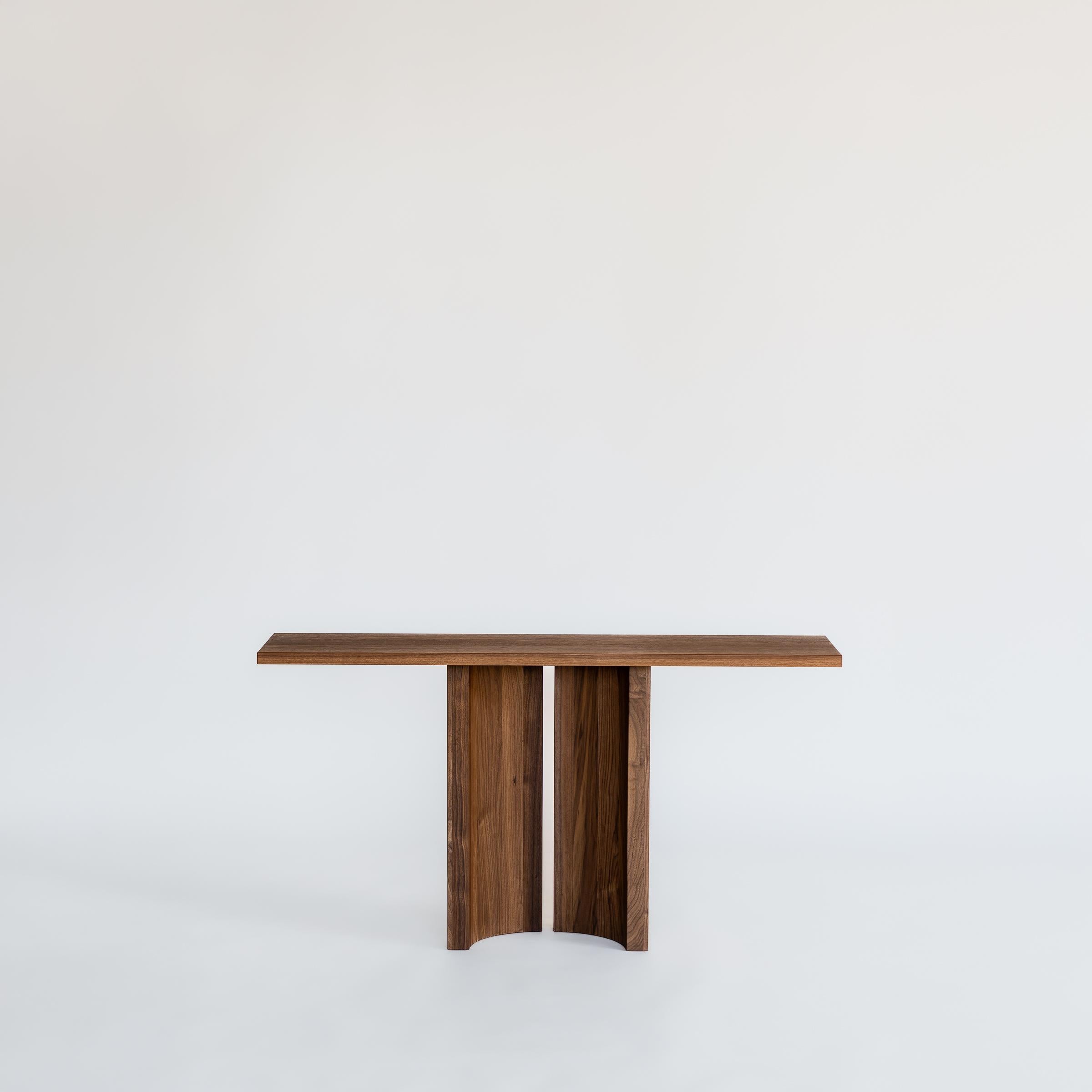 Fait main Console sculpturale en chêne massif brun chaud - Aperta by Mokko en vente