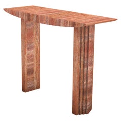 Table console sculpturale 0024c en pierre de travertin rouge de l'artiste Desia Ava