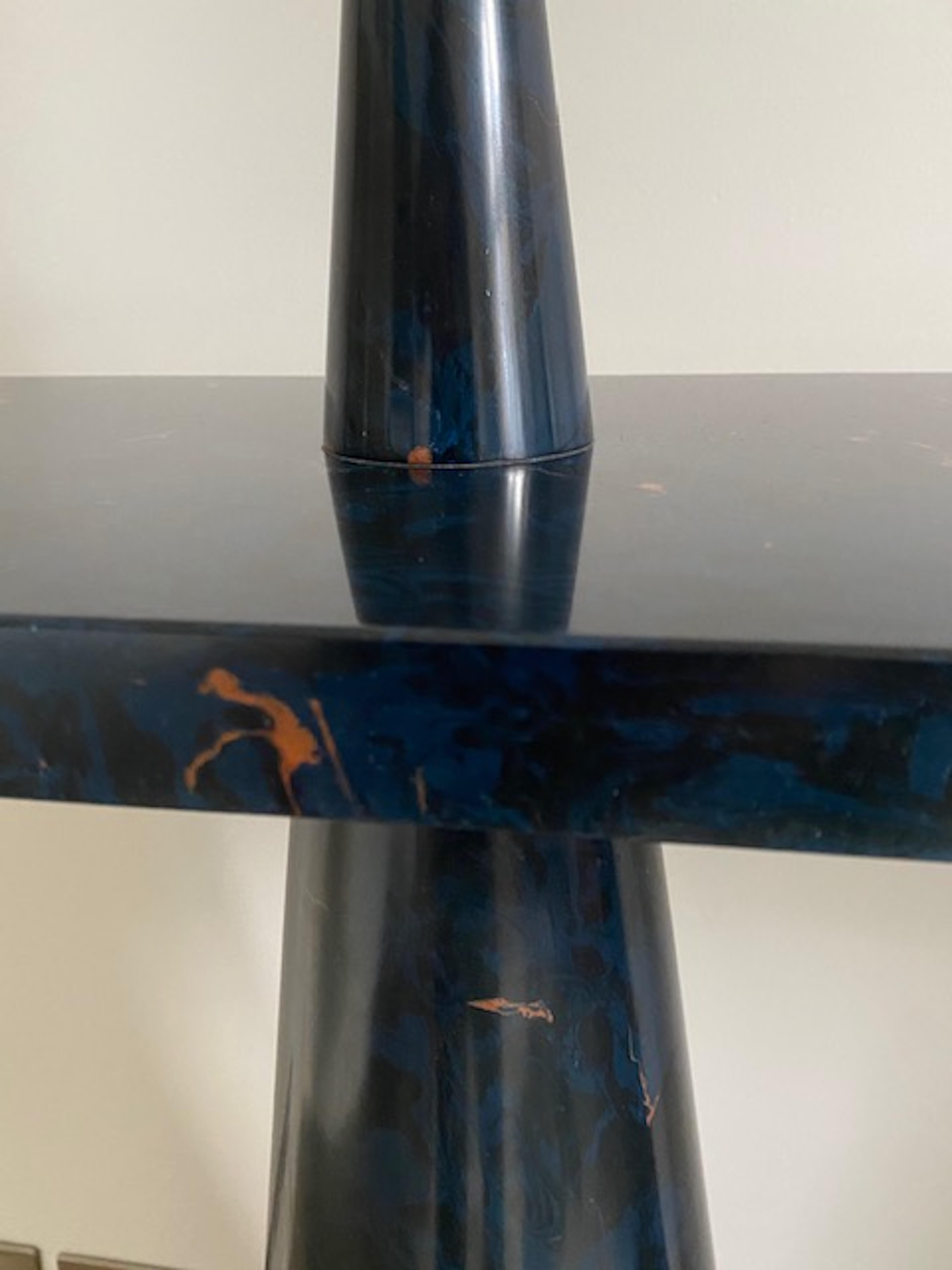 Cet ensemble console et miroir unique en son genre est une pièce unique fabriquée à la main en scagliola, un artisanat traditionnel du 16e siècle qui...  combine des pigments et des composites sous une forme marbrée.  Chaque pièce fait l'objet d'un