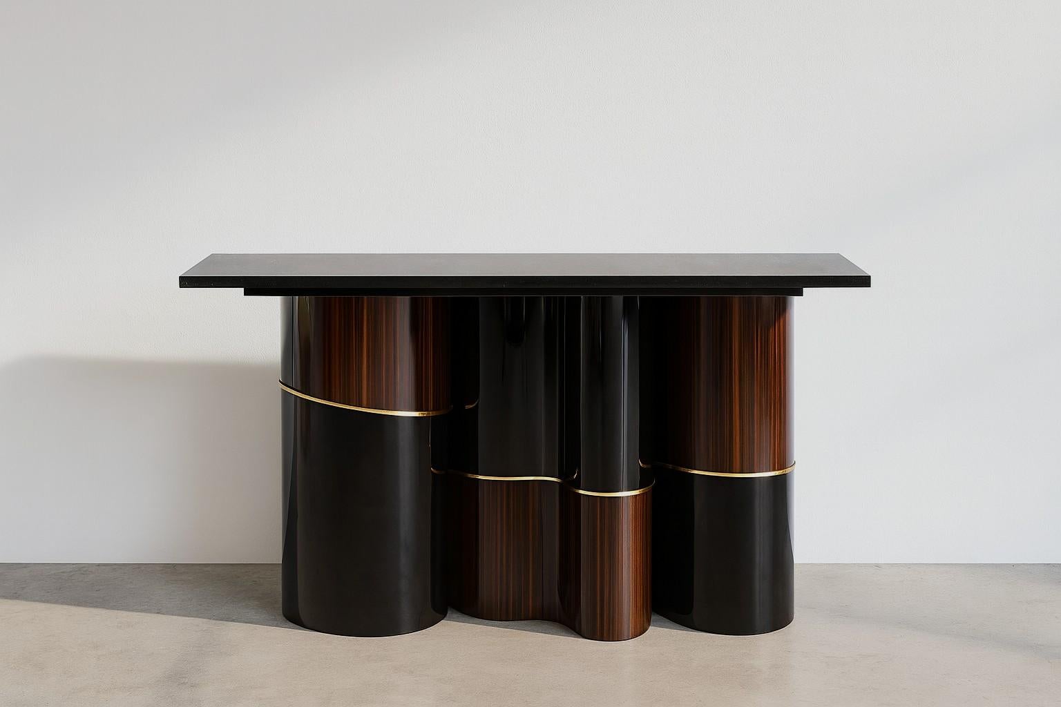  Questa elegante consolle è uno studio magistrale sul contrasto di texture e materiali. L'ampio piano è realizzato con il lussuoso marmo Estremoz, che ha una bellissima finitura levigata che gli conferisce una superficie liscia e opaca, mettendo in
