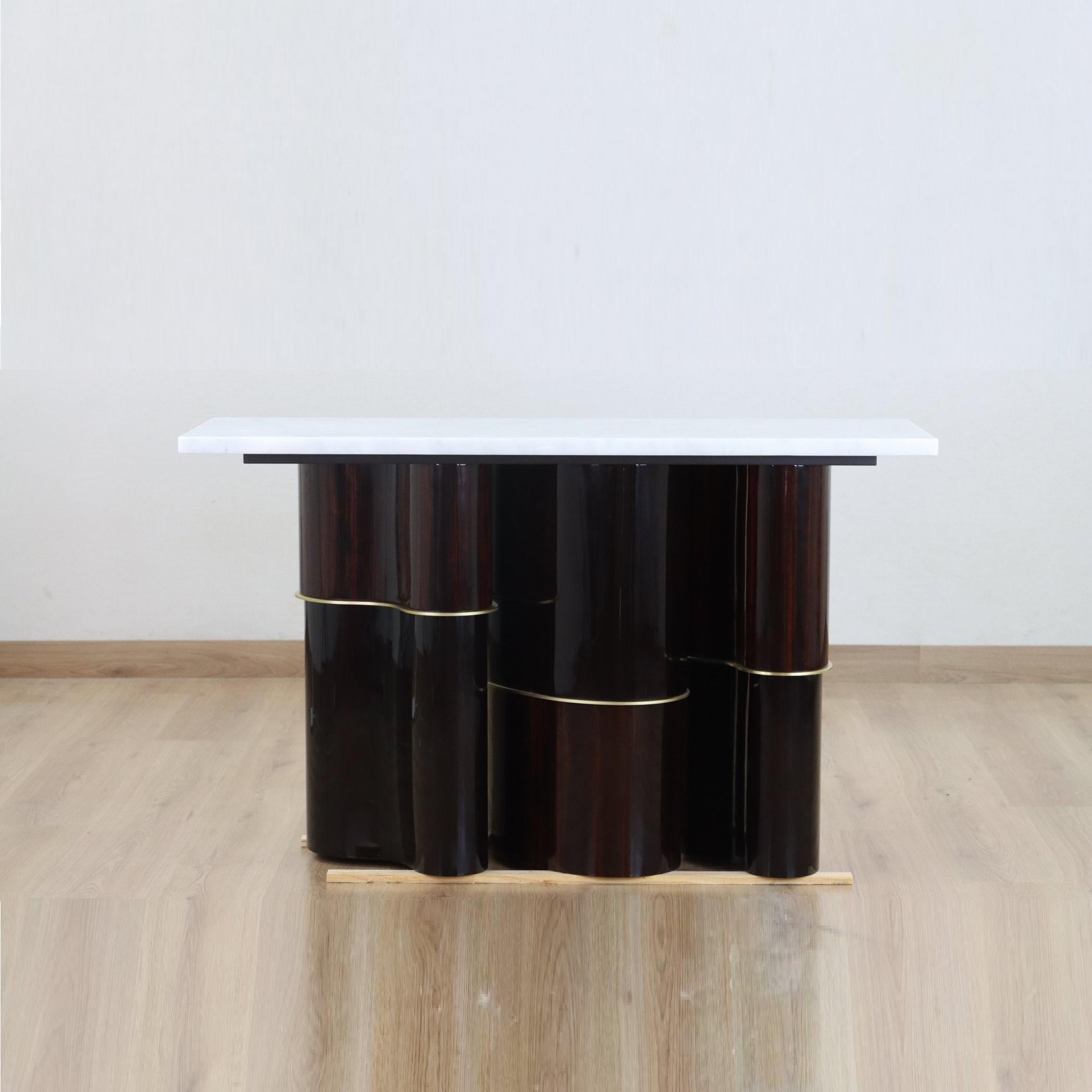 XXI secolo e contemporaneo Tavolo consolle scultoreo in ebano naturale con piano in granito nero Galaxy in vendita