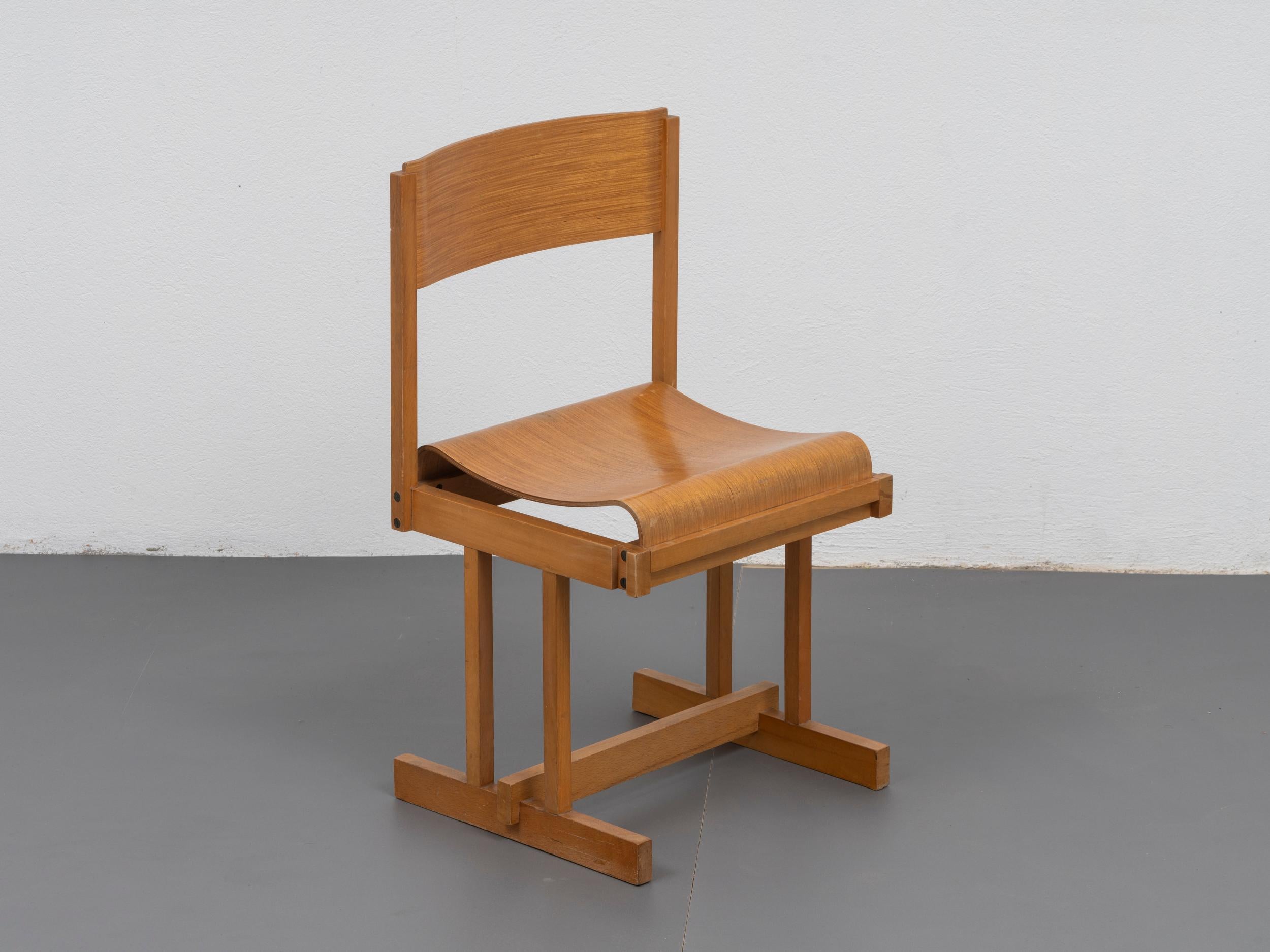 Sculptural chair made of wood and plywood, with a beautiful and light shape, full or architectural details. Italian work from the 1970s, designer not yet identified.