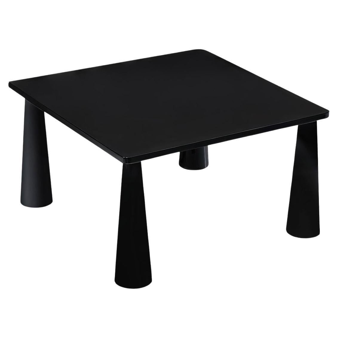 La table à manger Trance est une déclaration de sérénité et de présence raffinée. Fabriqué en bois laqué crème lisse, il émane une douce luminosité qui apaise instantanément l'atmosphère. Sa surface généreuse n'est pas seulement un espace
