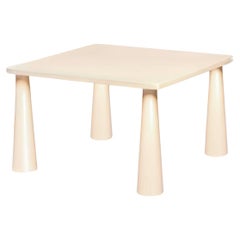 Table de salle à manger sculpturale contemporaine laquée crème Trance