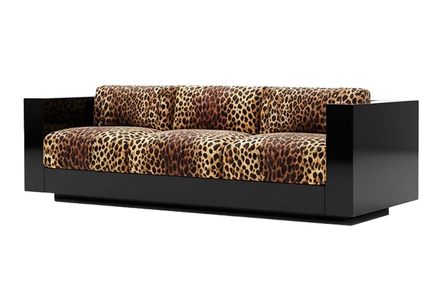 Sofá rivestito in velluto leopardato con struttura in legno laccato nero.u2028 

In un mondo che ha bisogno di essere reinventato, il Revolución Sofa emerge come un audace atto di design, un emblema di sfida avvolto in un glamour senza fronzoli. Le