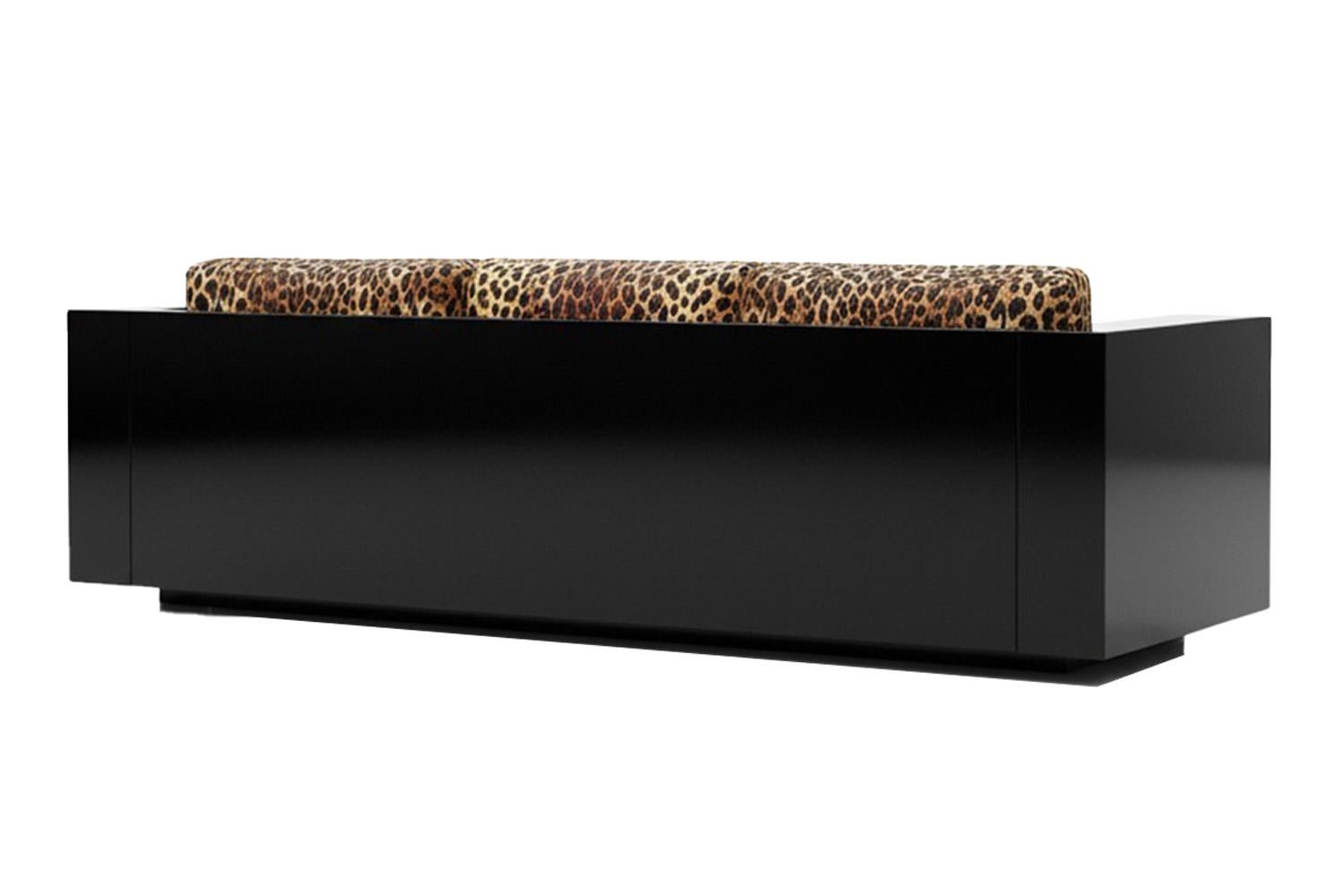 Spagnolo Divano scultoreo contemporaneo in velluto leopardato e laccato nero Revolución in vendita