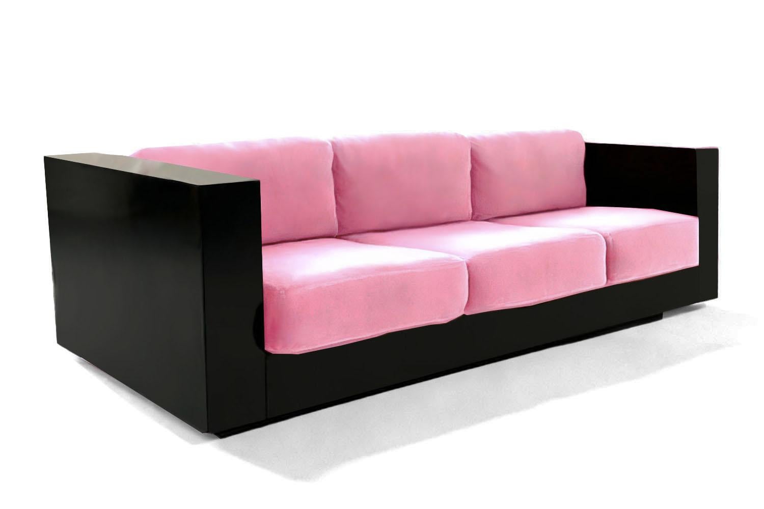 In einer Welt, die sich nach Veränderung sehnt, flüstert das Revolución Sofa den Wandel nicht nur herbei - es verkörpert ihn. Mit einer furchtlosen Farbpalette aus kaugummirosa Samt und einem tiefschwarzen Lackrahmen schafft er ein Gleichgewicht