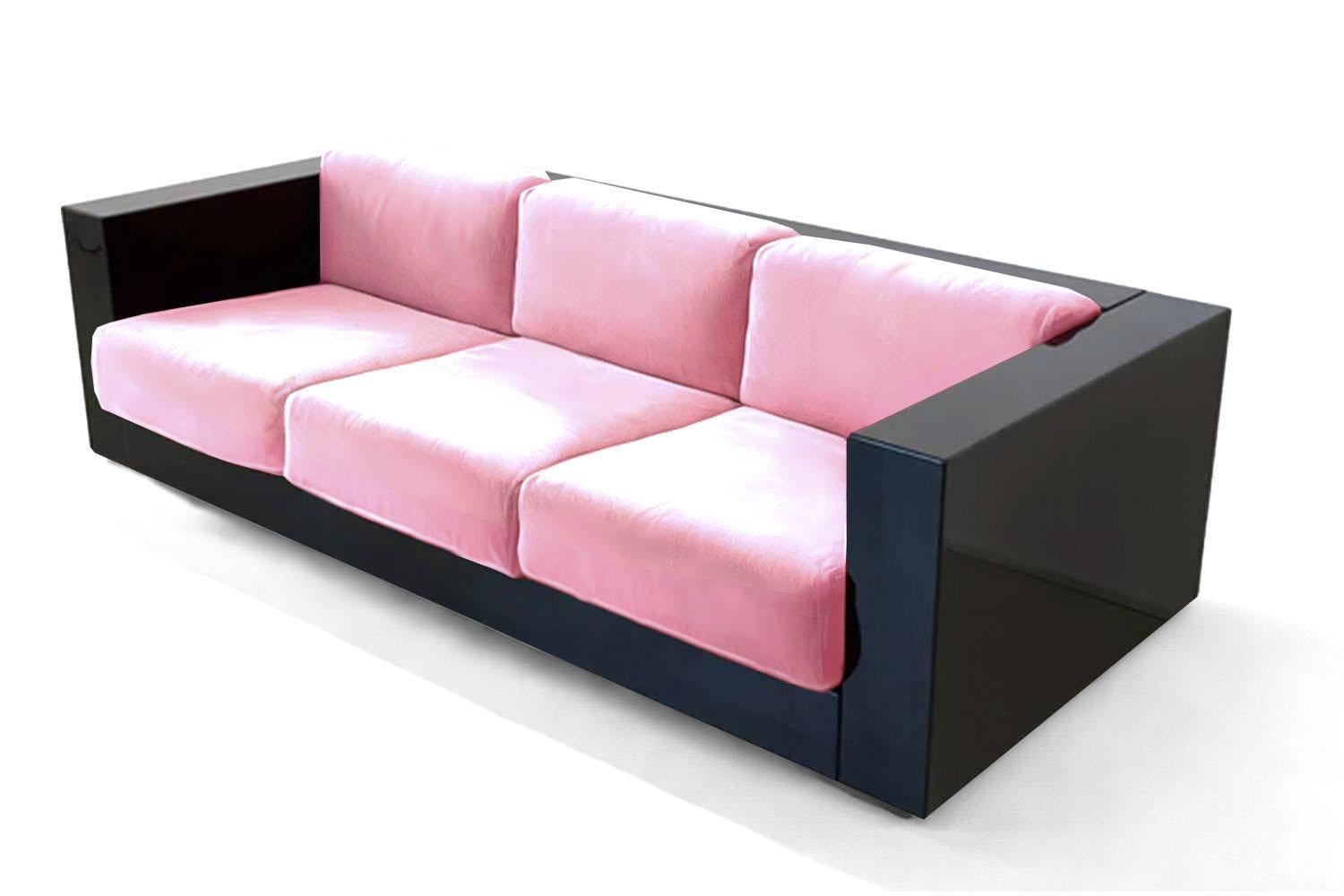 Skulpturales Sofa Revolución, rosa und schwarzer Samt lackiert (Moderne) im Angebot