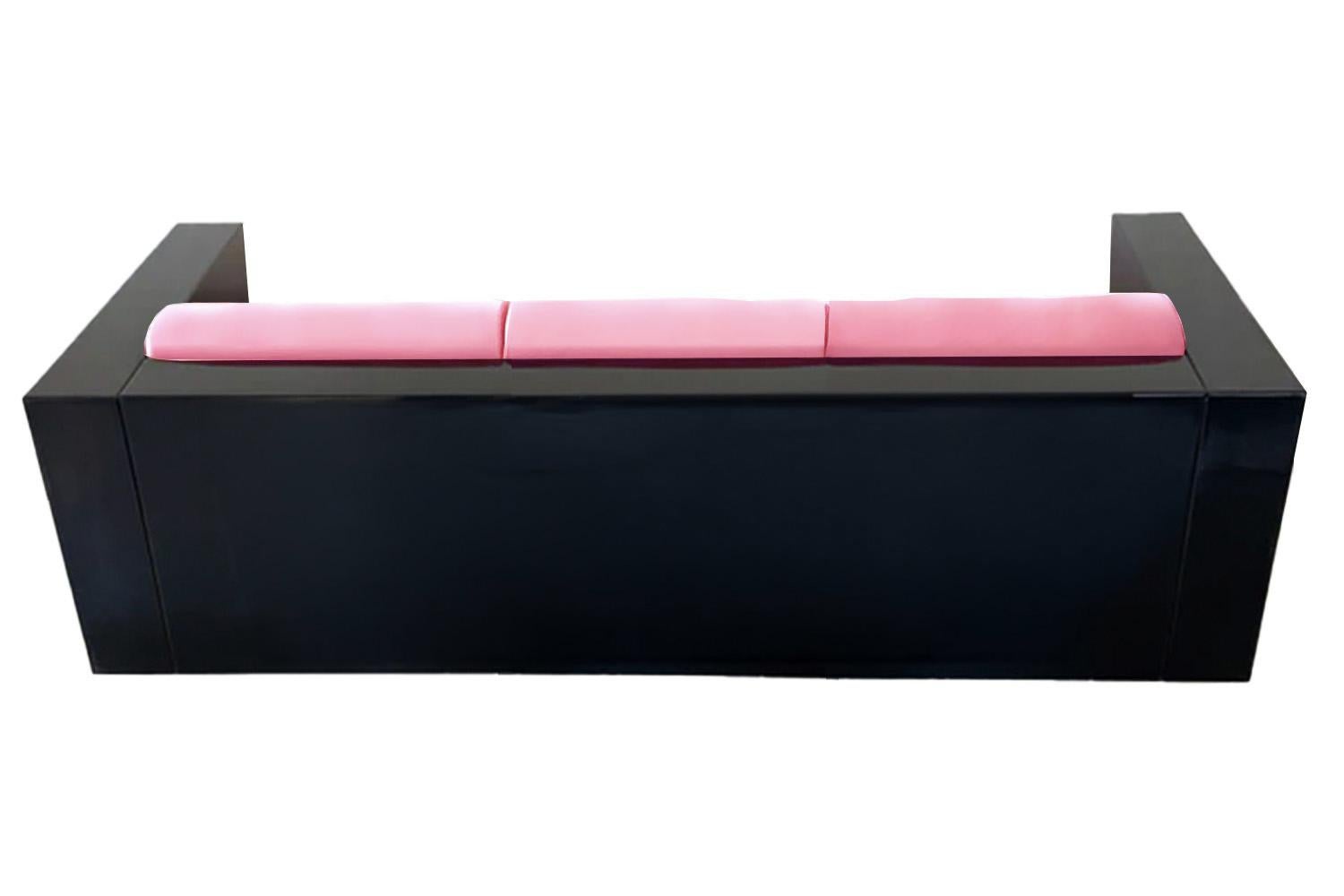 Skulpturales Sofa Revolución, rosa und schwarzer Samt lackiert (Spanisch) im Angebot