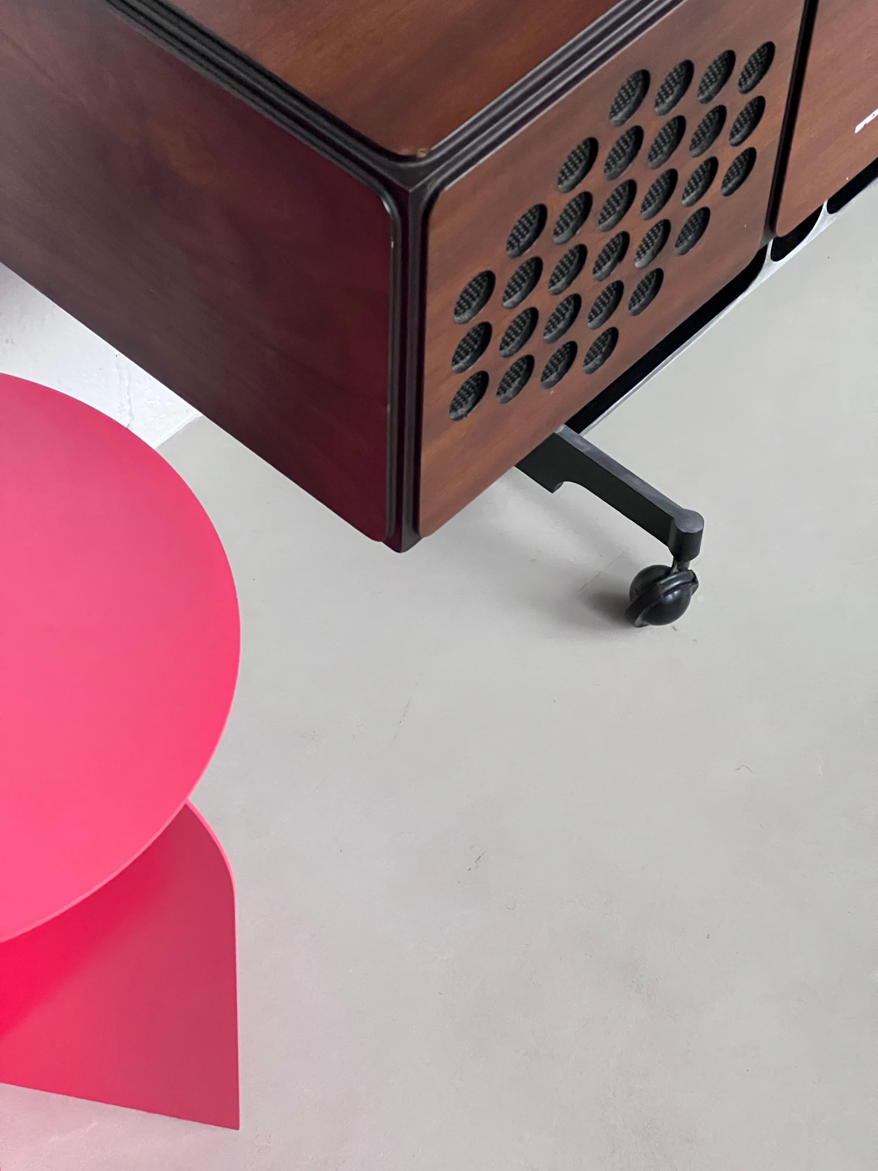 Skulpturale Contemporary  Beistelltisch in leuchtendem Rosa, Palladiumtisch von Spinzi (21. Jahrhundert und zeitgenössisch) im Angebot
