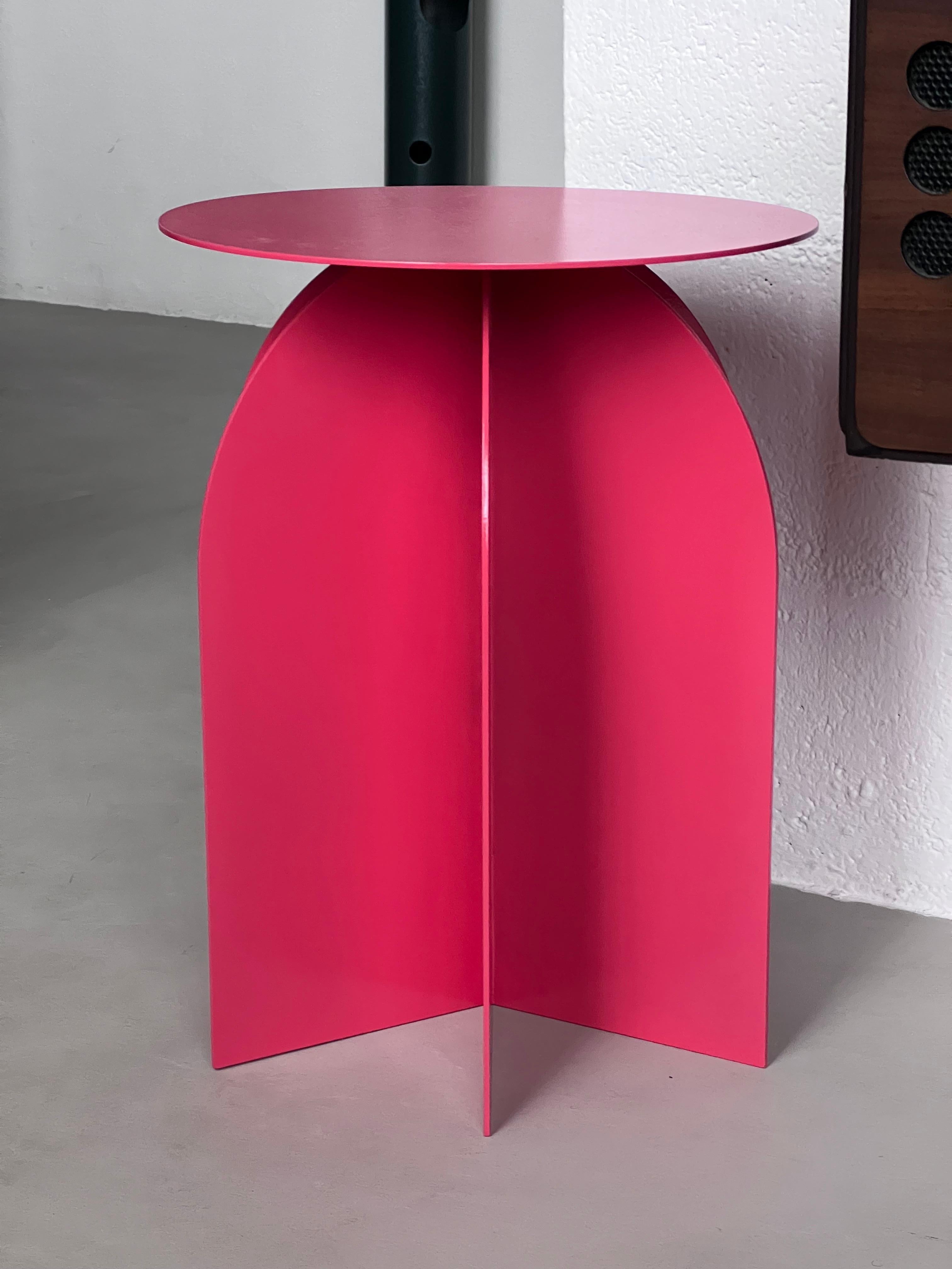 Skulpturale Contemporary  Beistelltisch in leuchtendem Rosa, Palladiumtisch von Spinzi (Metall) im Angebot