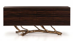 Skulpturales, modernes Sideboard aus Ebenholz mit einem Fußgestell aus Messingguss in Zweigform