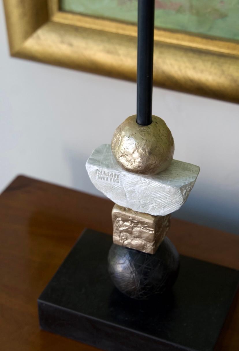 Pareja de lámparas de sobremesa europeas contemporáneas, escultóricas, de oro lunar Moderno en venta