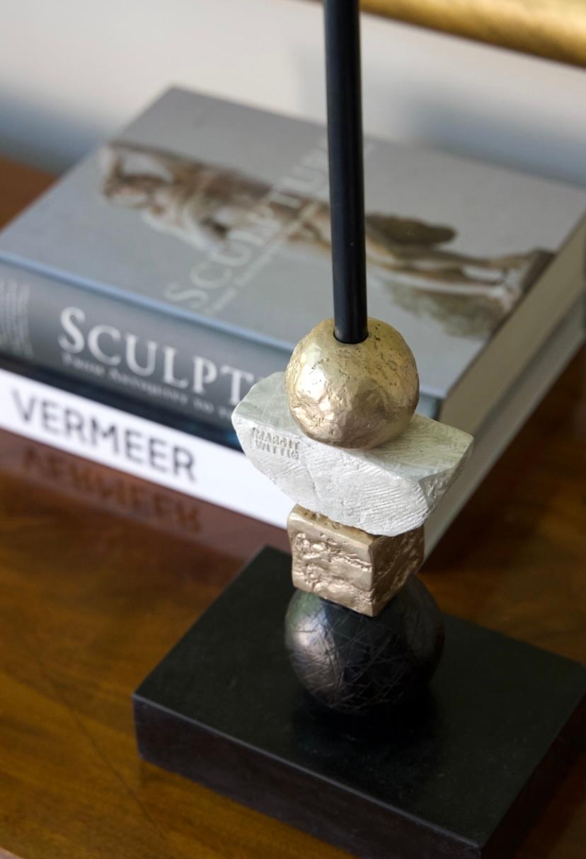 Pareja de lámparas de sobremesa europeas contemporáneas, escultóricas, de oro lunar Inglés en venta