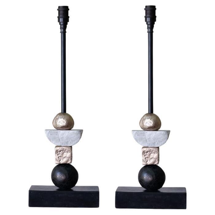 Coppia di lampade da tavolo europee contemporanee, scultoree, in oro lunare