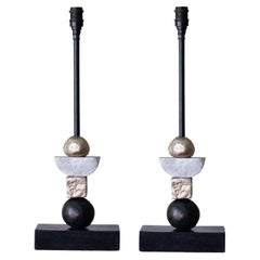Coppia di lampade da tavolo europee contemporanee, scultoree, in oro lunare