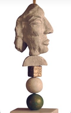 Lámpara de sobremesa escultural y contemporánea "Dora" en blanco, oro lunar de 22 ct y base de mármol