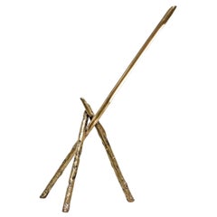 Skulpturale Contemporary Tripod Stehleuchte aus satiniertem Messing von Morghen Studio