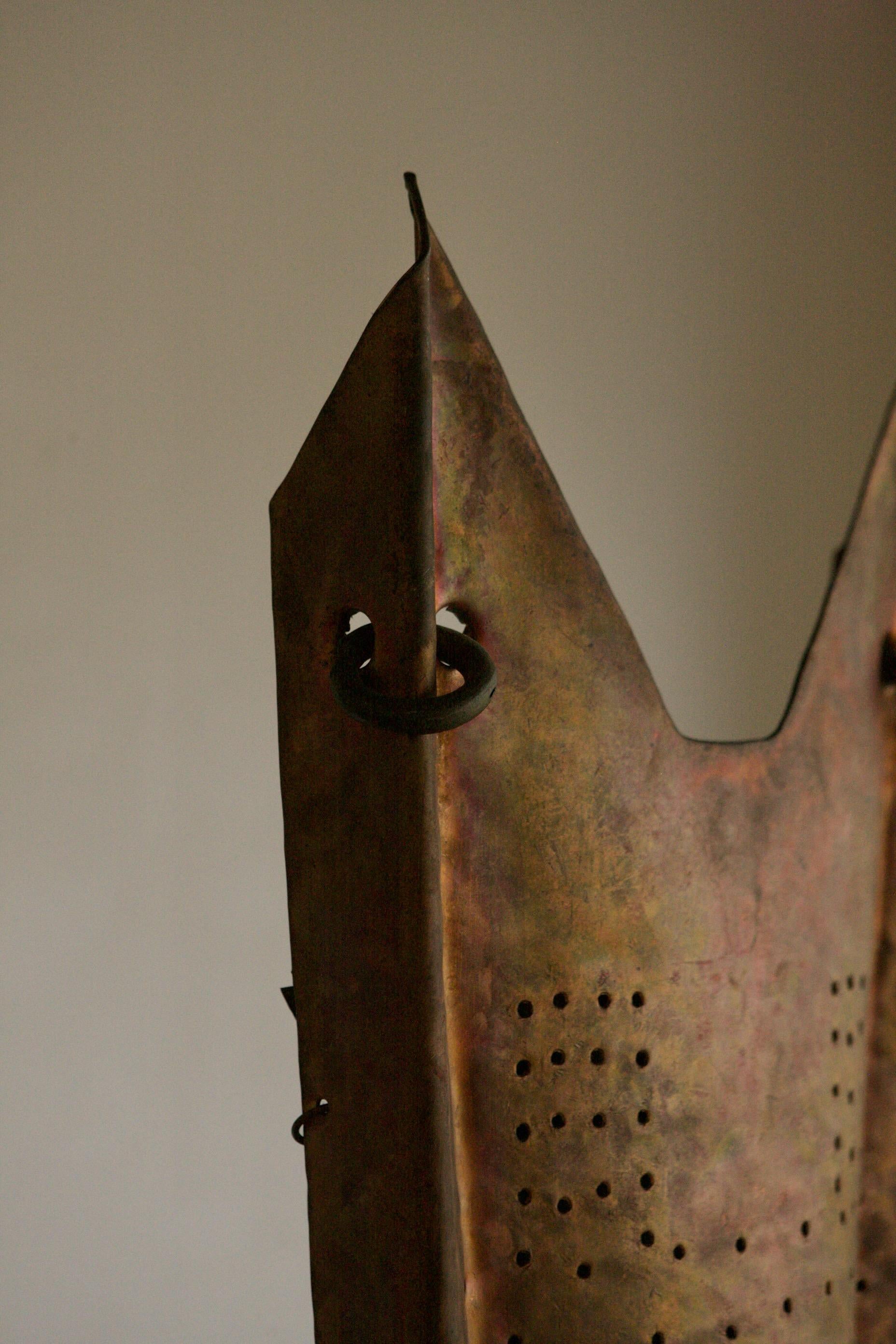 Lampadaire brutaliste en cuivre sculpté Bon état - En vente à London, GB