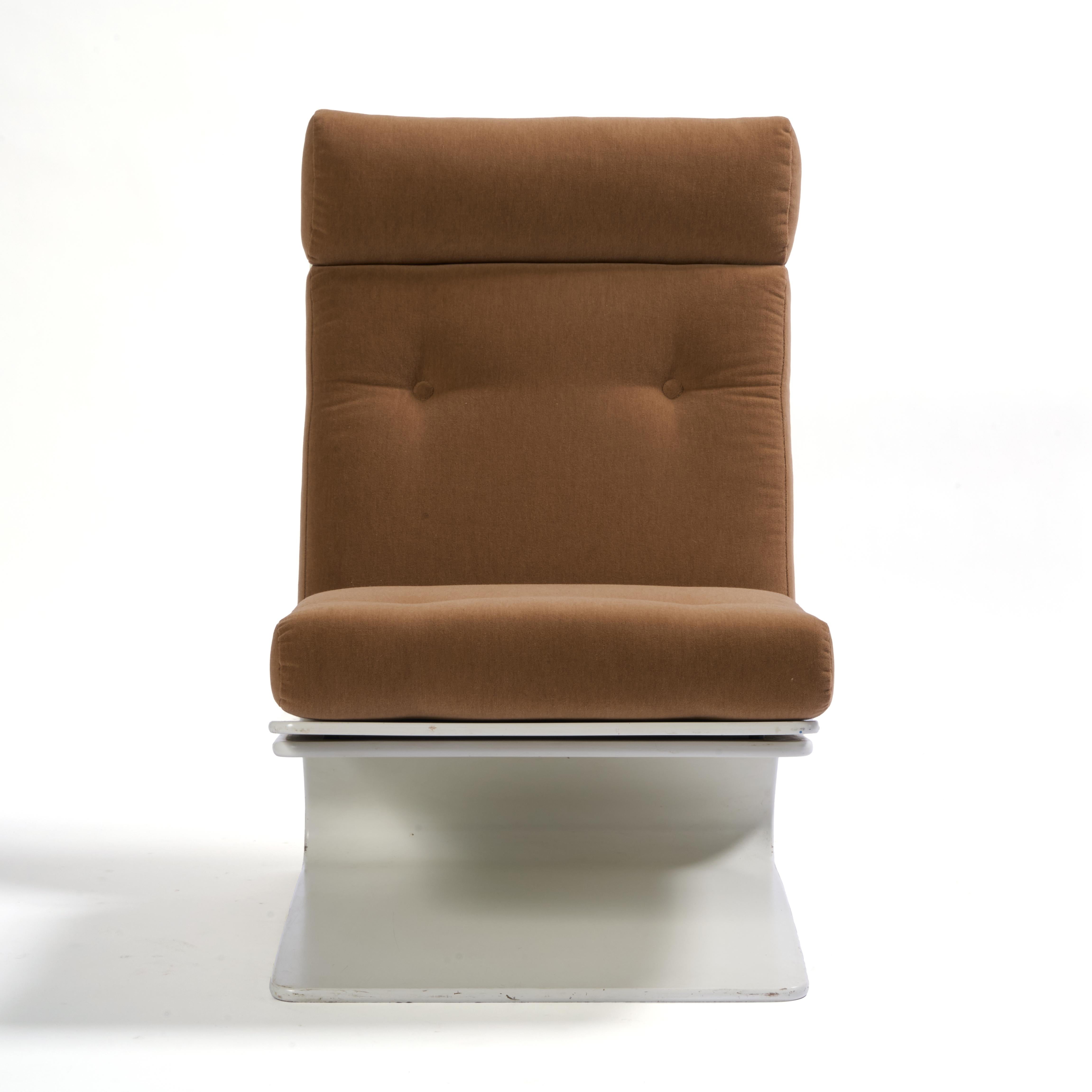 Cor-Stuhl aus geformtem Sperrholz und Mohair von Peter Ghyczy. Polsterung ist neu, Stuhl Basis ist im ursprünglichen Zustand und zeigt einige Verschleiß an der Basis, wie gezeigt. 