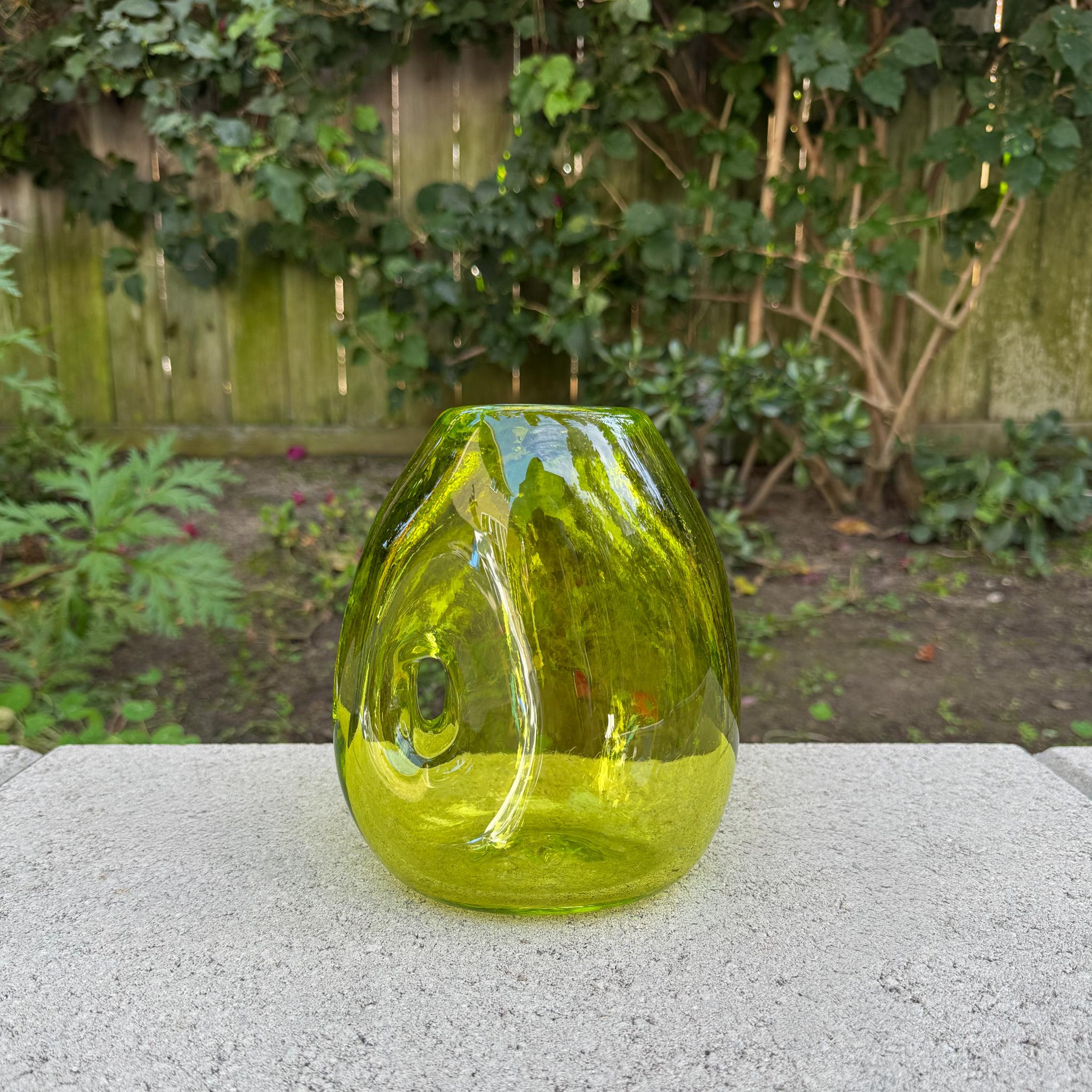 Cruche / vase sculptural en verre d'art craquelé, États-Unis, XXe siècle. 