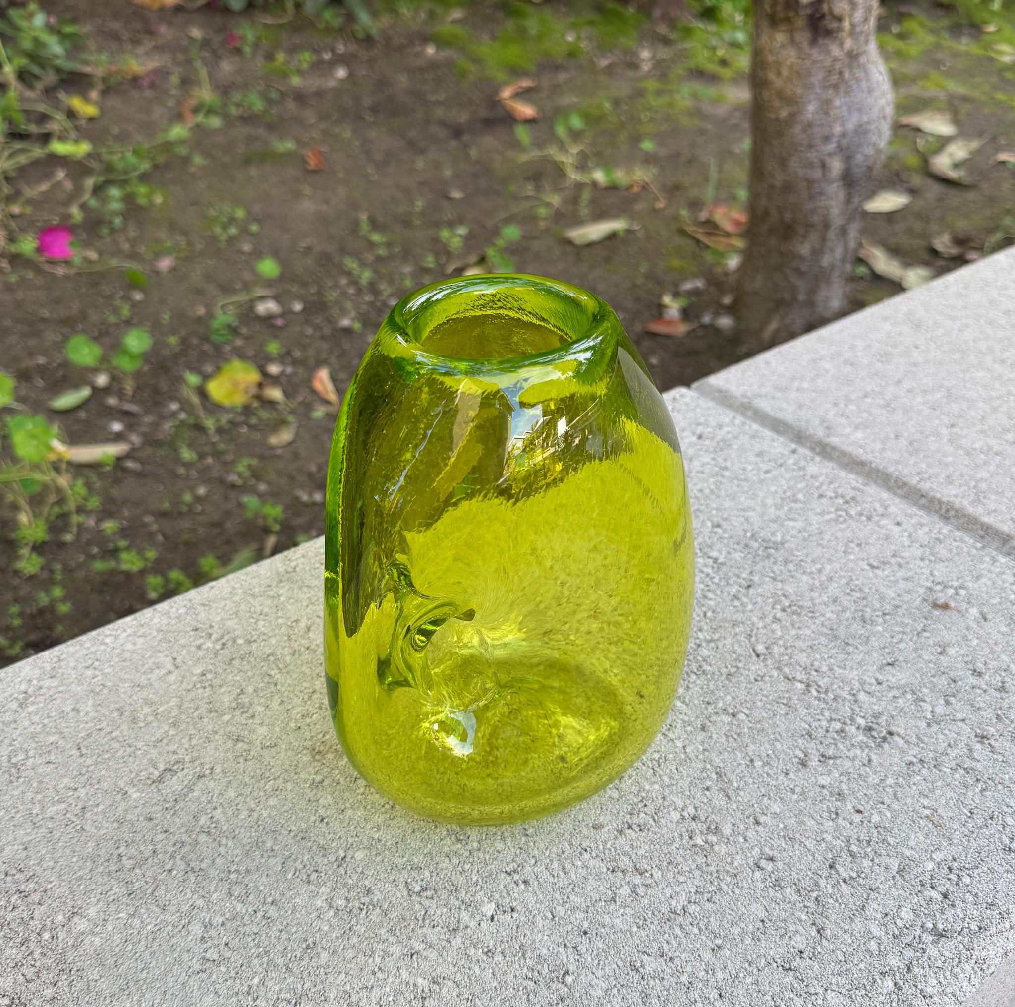 Américain Cruche / vase sculptural en verre d'art craquelé, États-Unis, XXe siècle en vente