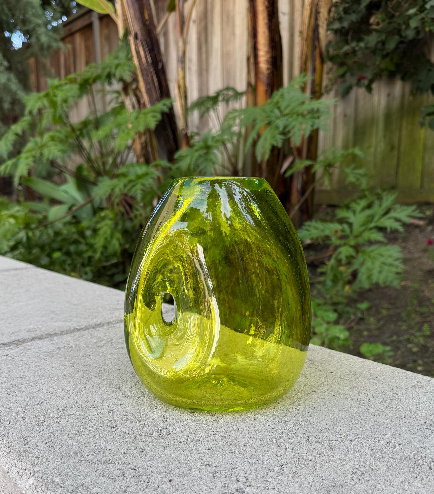 20ième siècle Cruche / vase sculptural en verre d'art craquelé, États-Unis, XXe siècle en vente