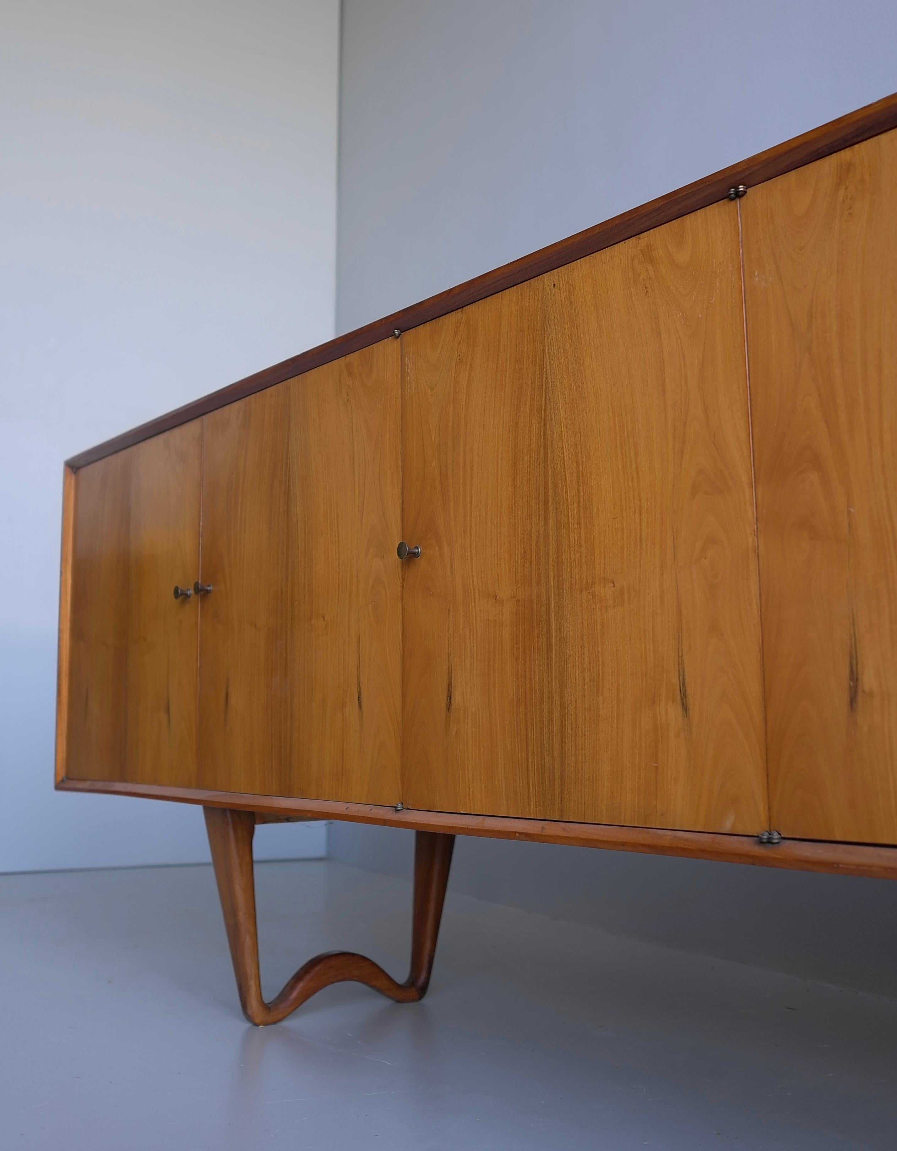 Sculptural Credenza-Sideboard by Giuseppe Scapinelli , Brazil 1950s Moderno de mediados de siglo en venta