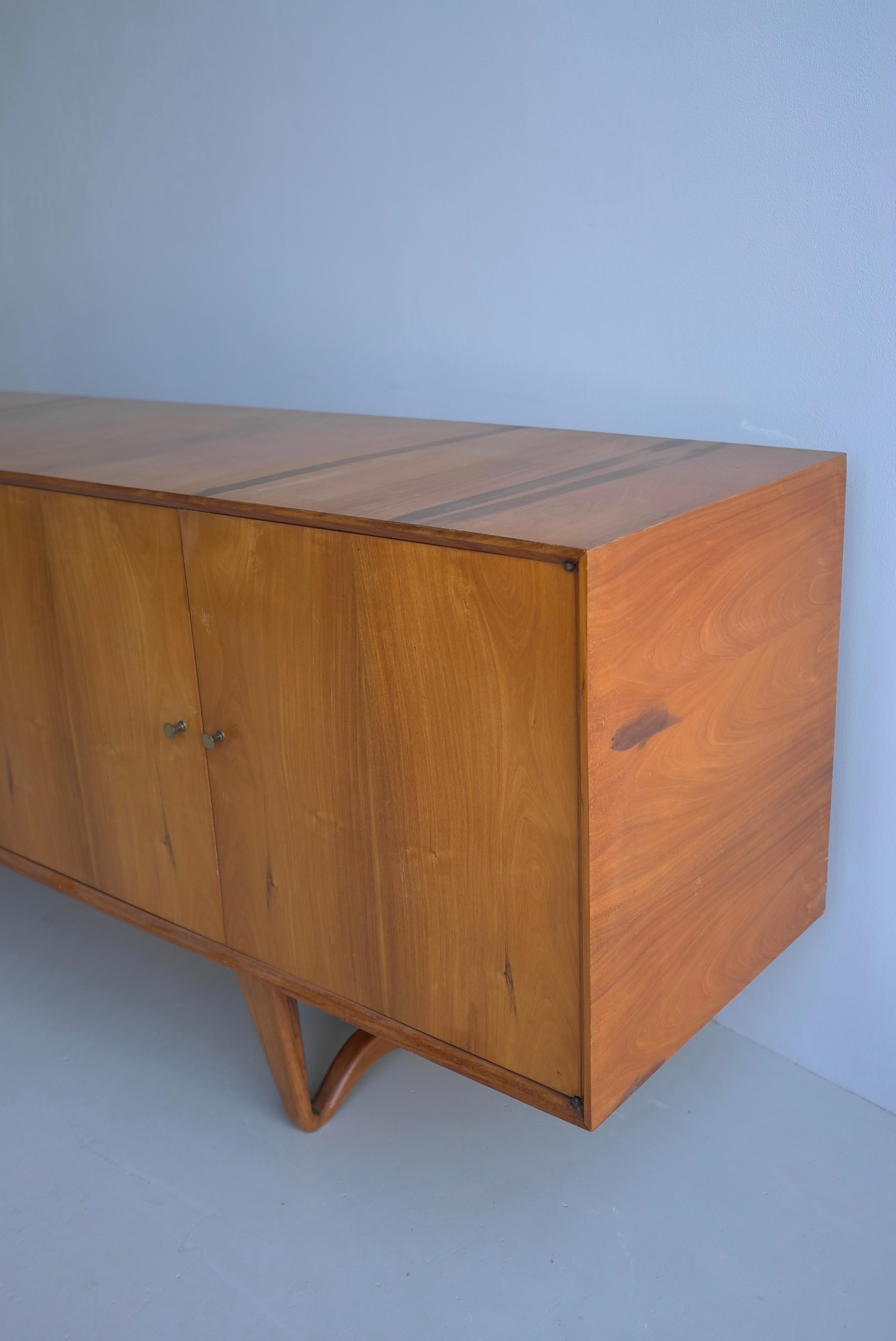 Sculptural Credenza-Sideboard by Giuseppe Scapinelli , Brazil 1950s Brasileño en venta