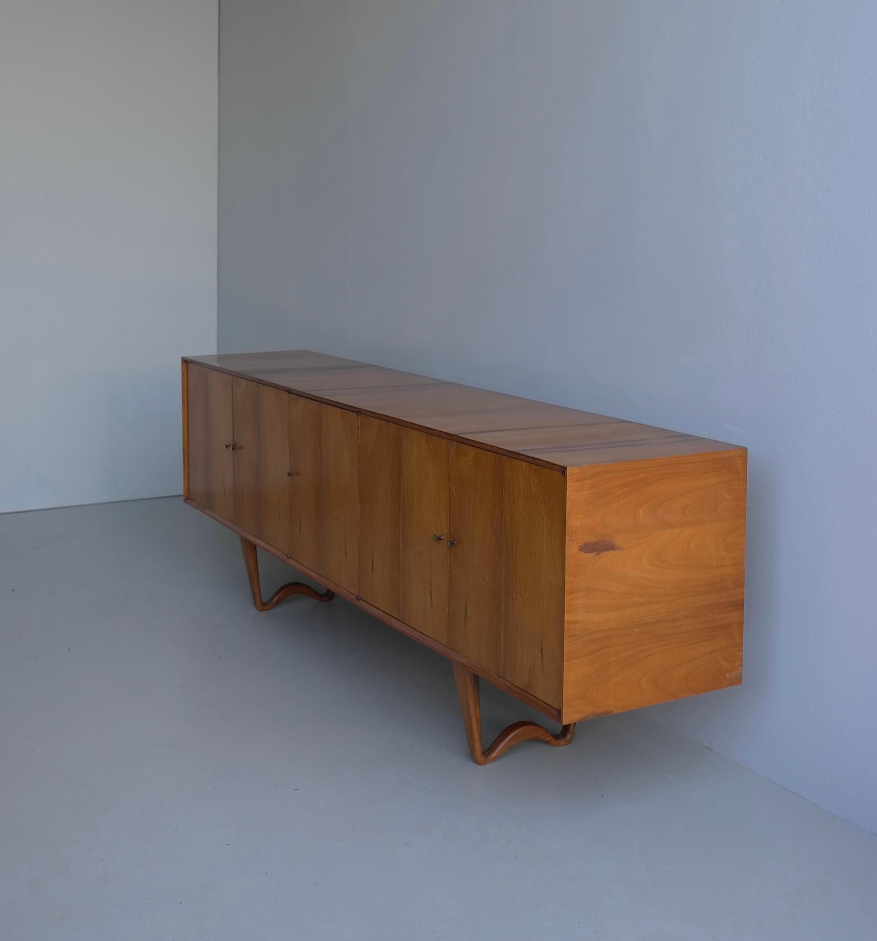 Sculptural Credenza-Sideboard by Giuseppe Scapinelli , Brazil 1950s In Good Condition In Den Haag, NL