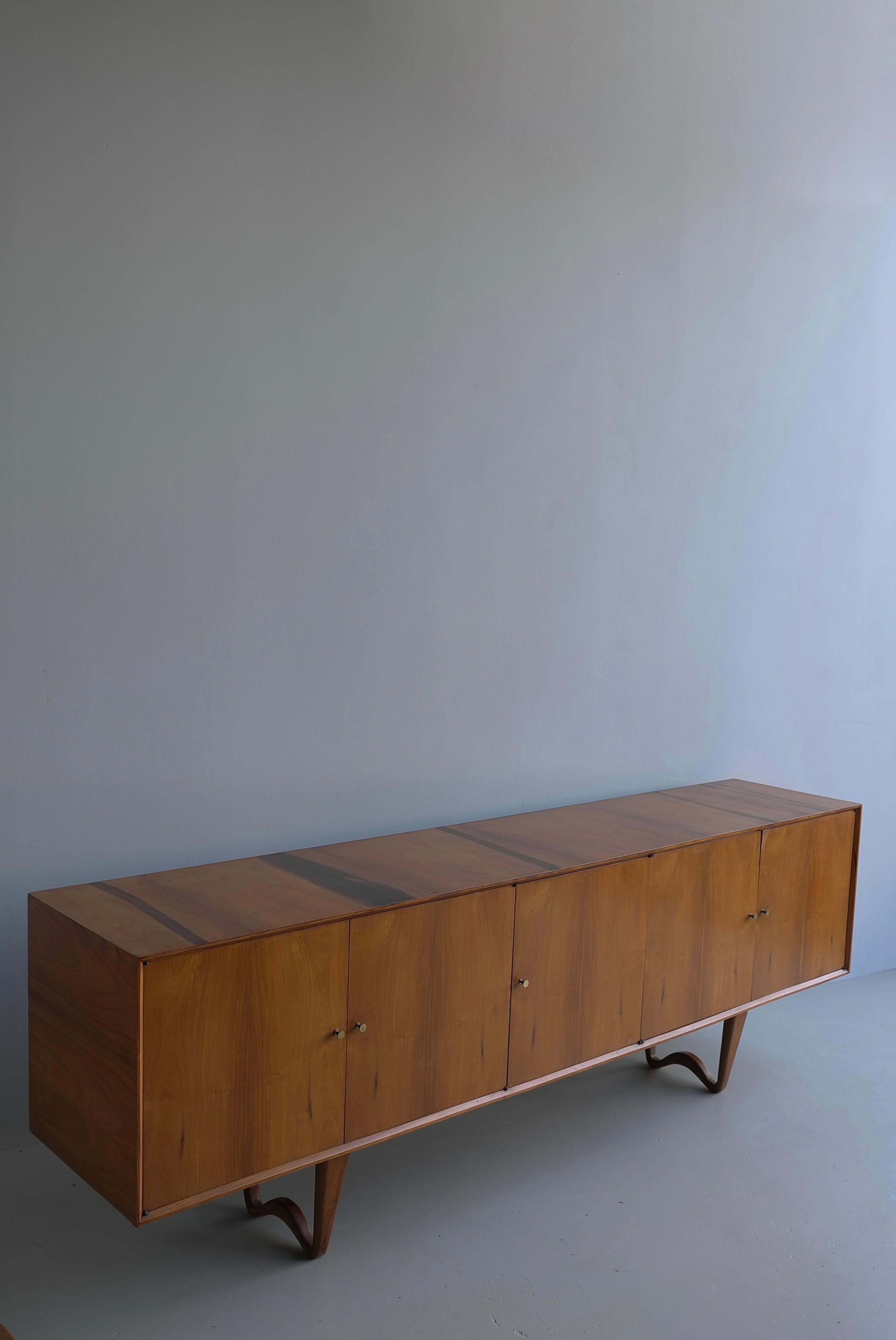 Sculptural Credenza-Sideboard by Giuseppe Scapinelli , Brazil 1950s Madera en venta