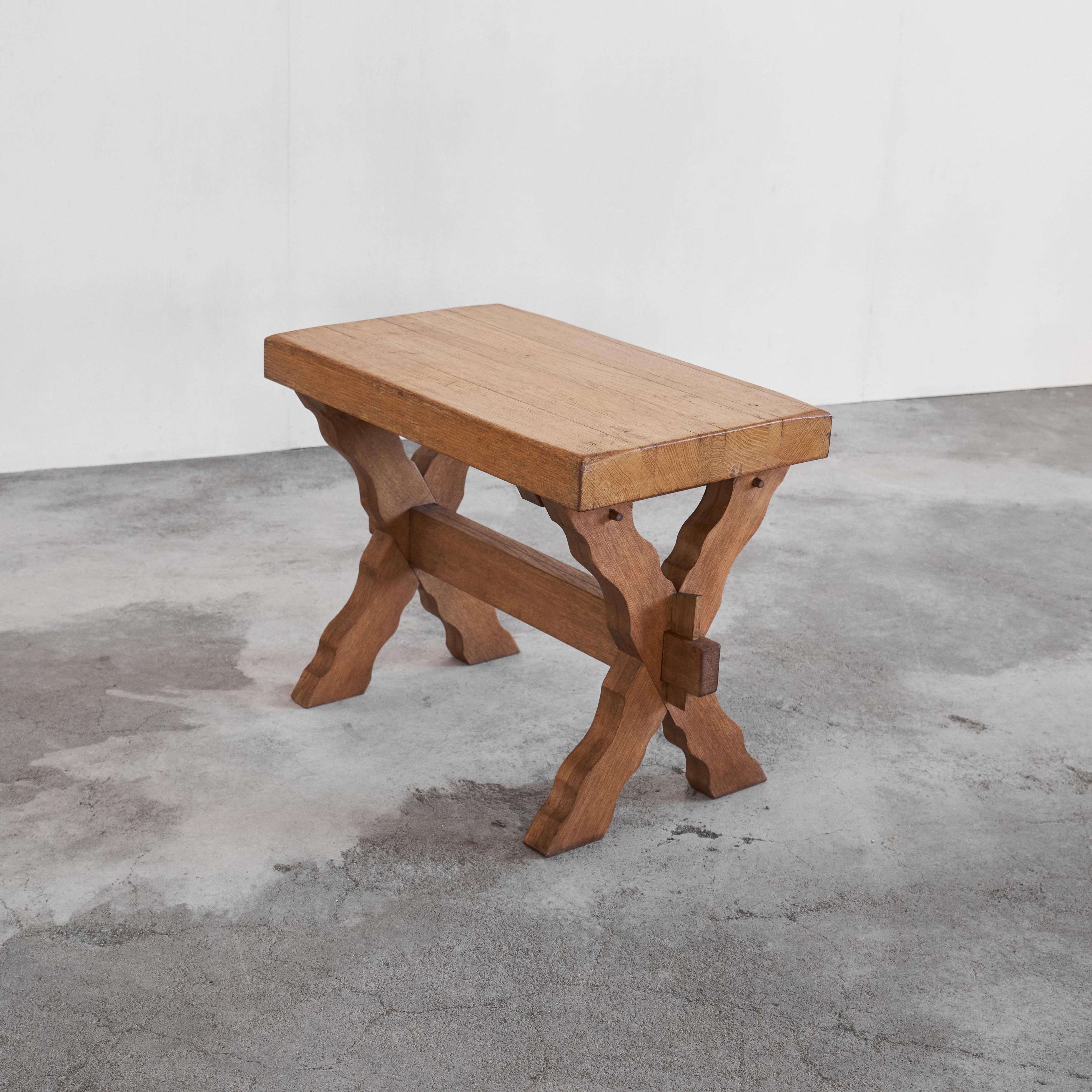 Skulpturaler Beistelltisch mit gekreuzten Beinen aus Massivholz 1940er Jahre.

Großartiger skulpturaler Tisch mit gekreuzten Beinen / Beistelltisch aus dickem Massivholz, hergestellt in der Mitte des 20. Dieser raue und rustikale Tisch ist ein sehr