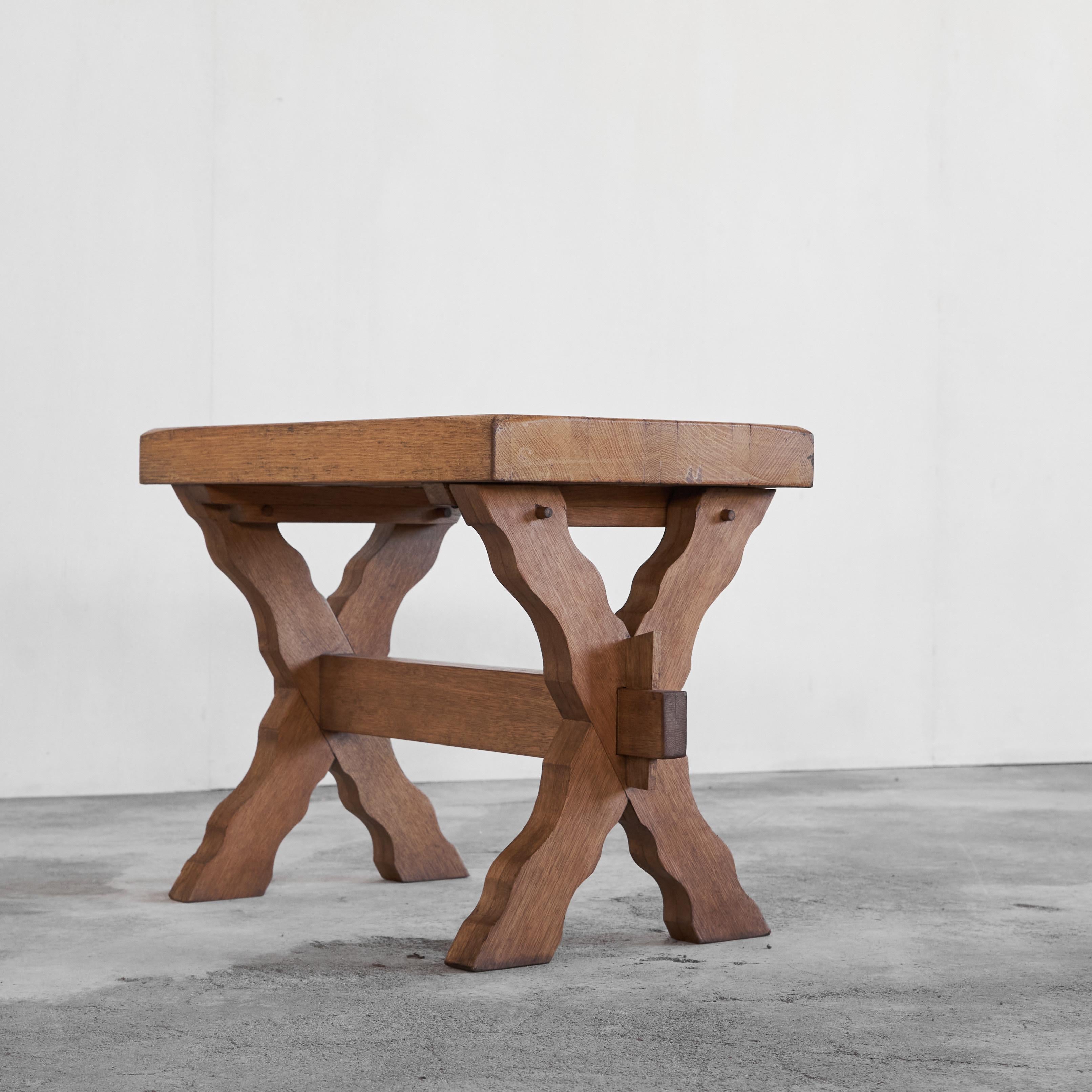 Mid-Century Modern Table d'appoint sculpturale en bois massif des années 1940 en vente