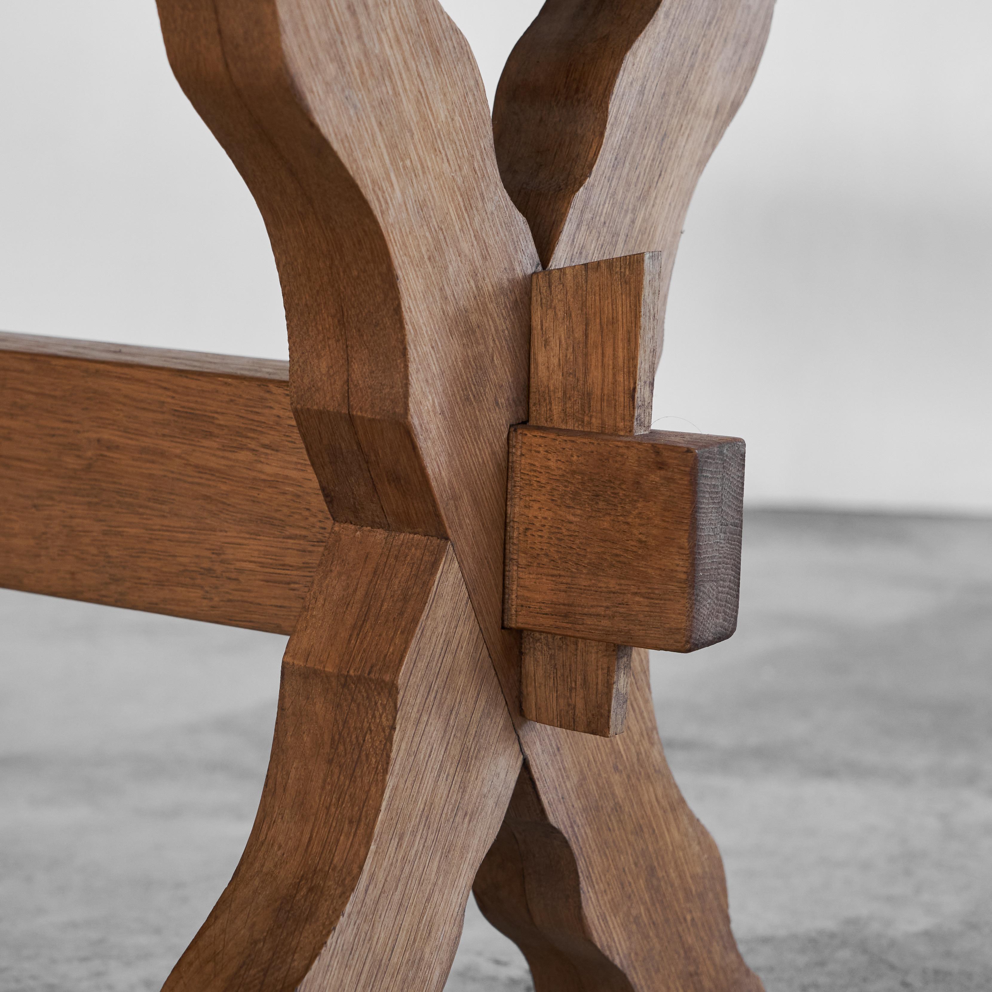 Skulpturaler Beistelltisch mit gekreuzten Beinen aus massivem Holz 1940er Jahre (Handgefertigt) im Angebot