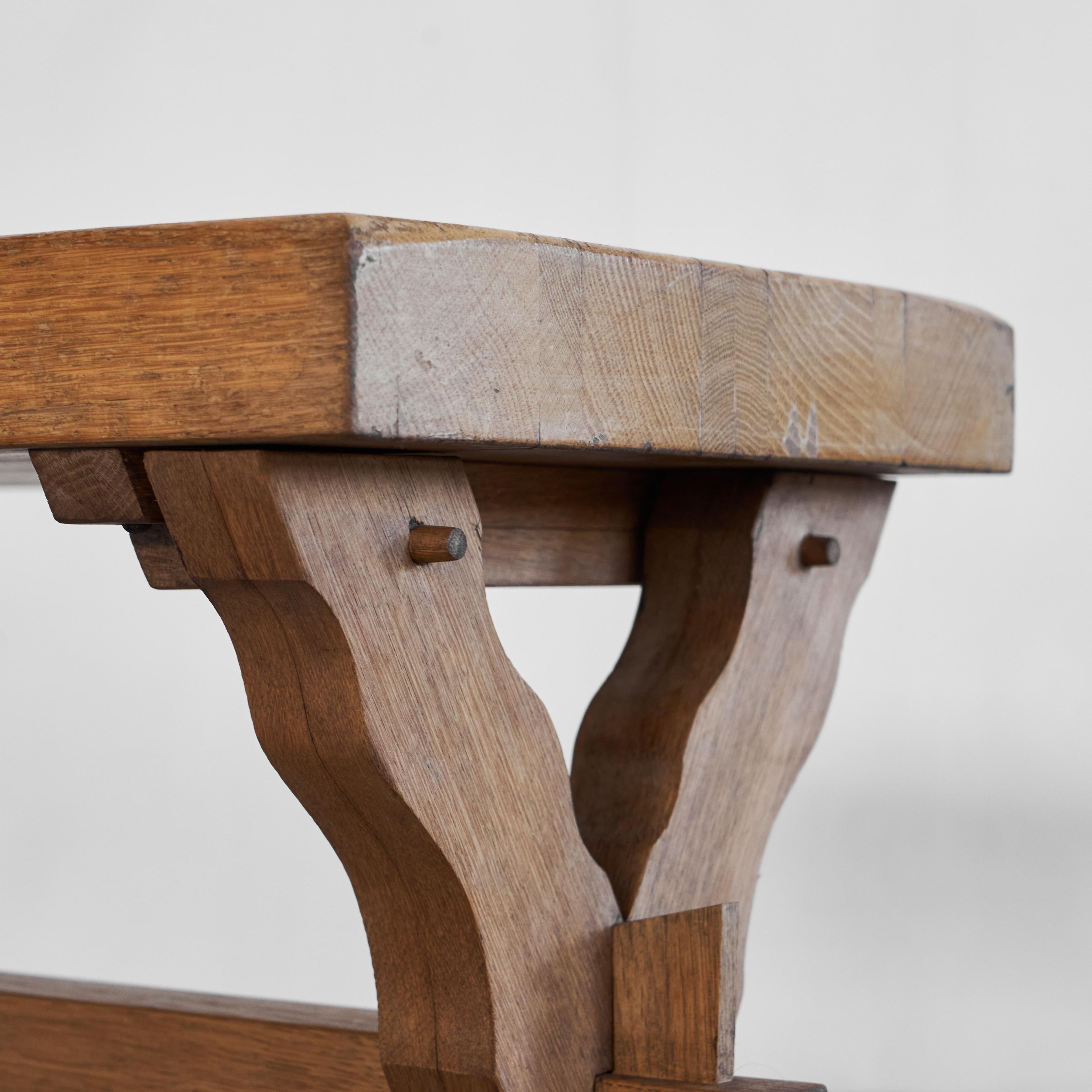 20ième siècle Table d'appoint sculpturale en bois massif des années 1940 en vente