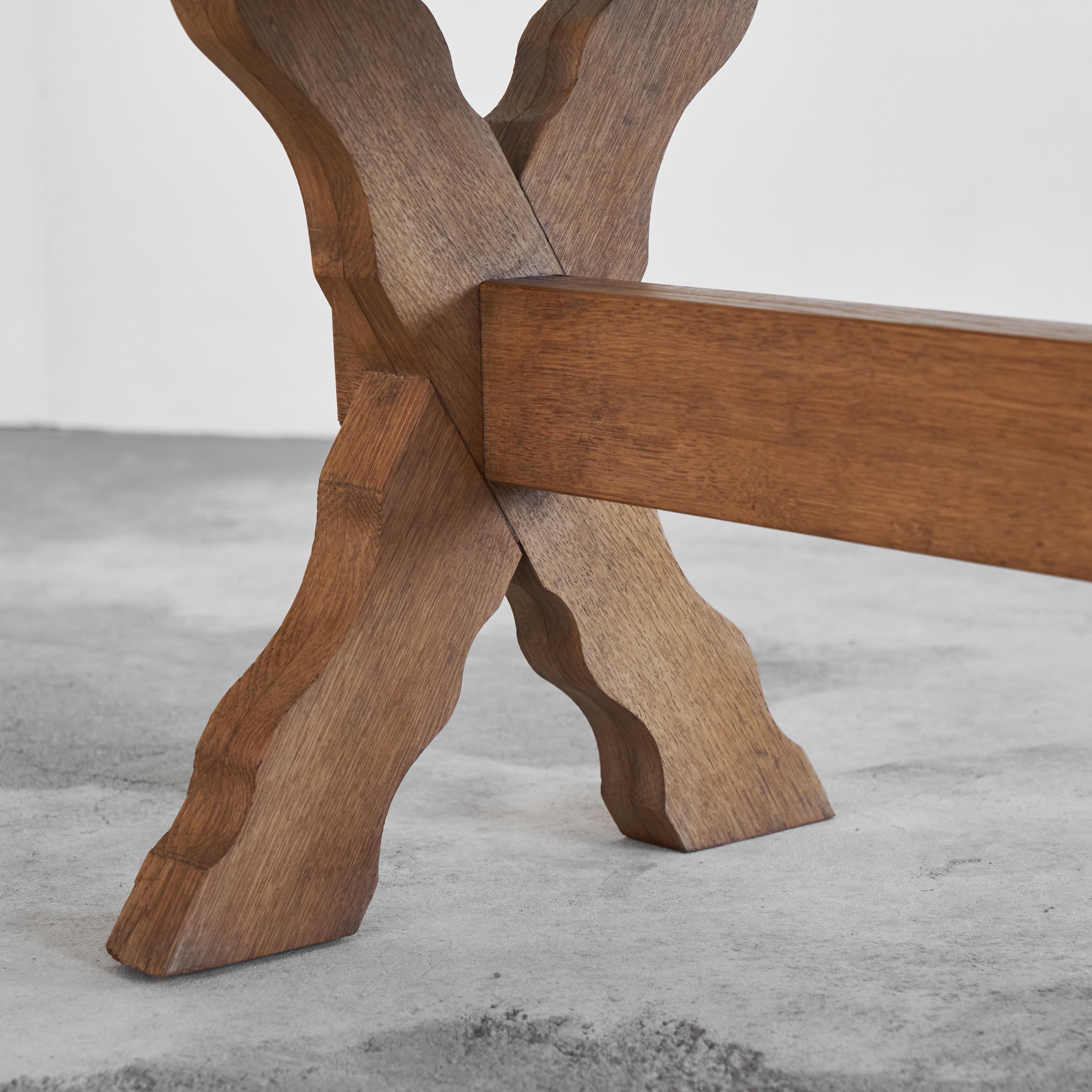 Skulpturaler Beistelltisch mit gekreuzten Beinen aus massivem Holz 1940er Jahre im Angebot 1