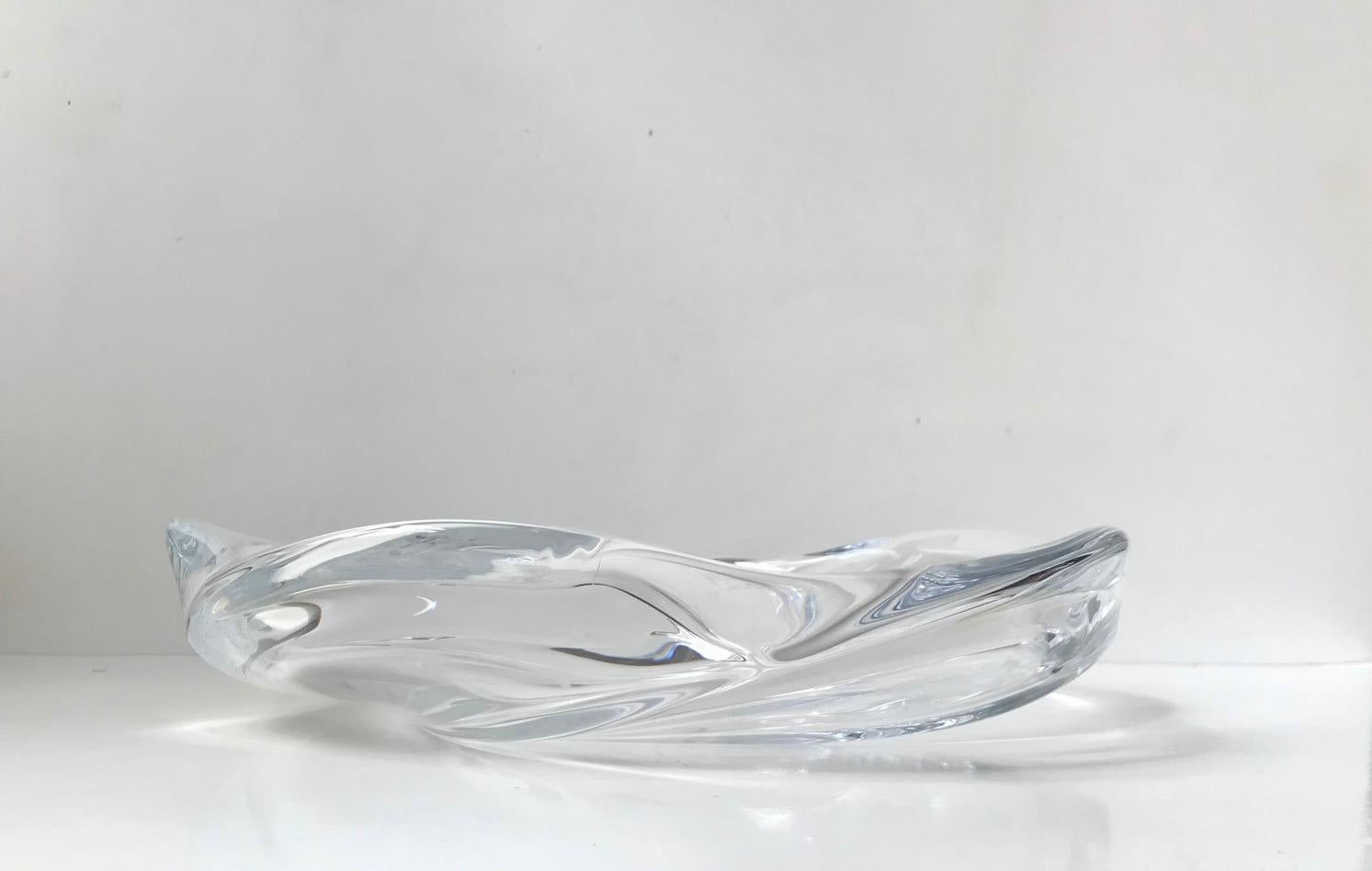 Wavy centerpiece crystal bowl designed by Silversmith Allan Scharff and manufactured by Royal Copenhagen during the 90s. The bowl is heavy and weighs in around 3 kg. Originally this bowl came with a sticker from Royal Copenhagen. This is no longer