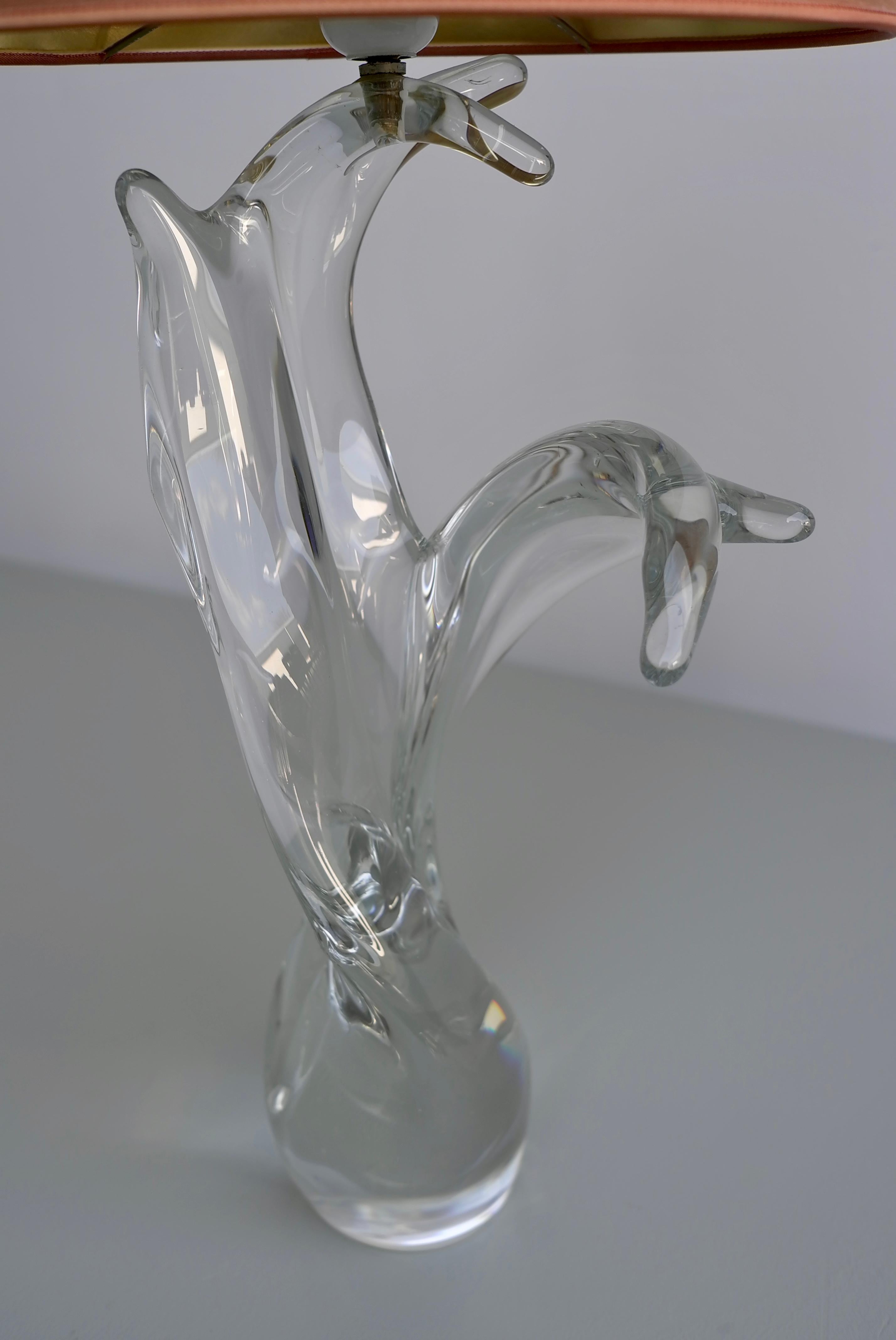 Lampe de table sculpturale en cristal avec abat-jour en soie, France, années 1960.