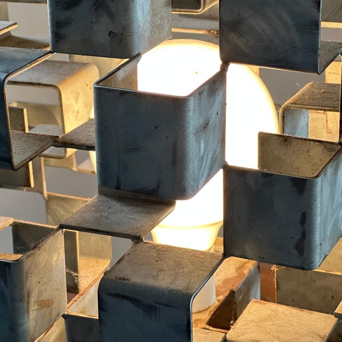 Lampe de table sculpturale en métal en forme de cube Italian 1960's en vente 3