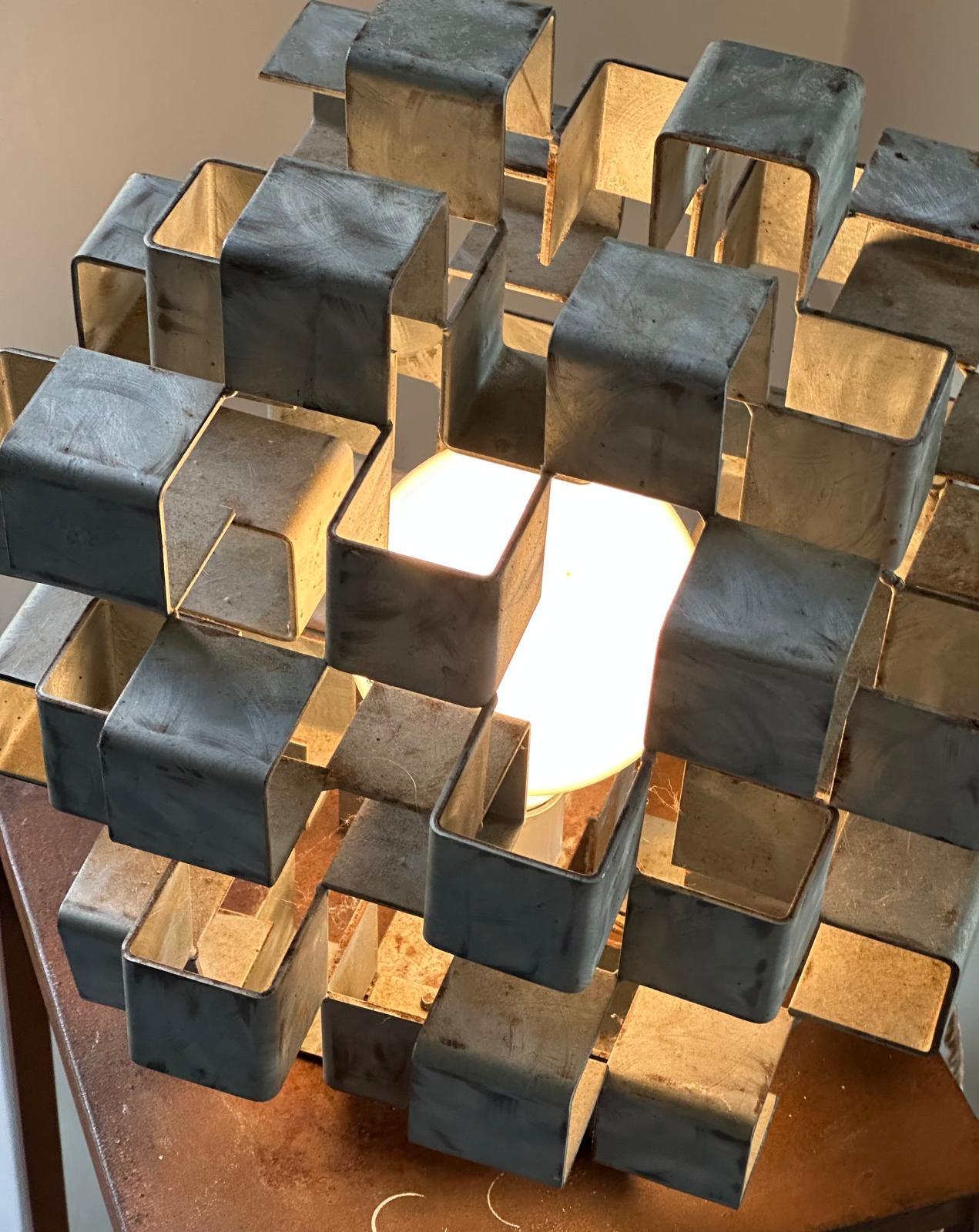 Lampe de table sculpturale en métal en forme de cube Italian 1960's en vente 4