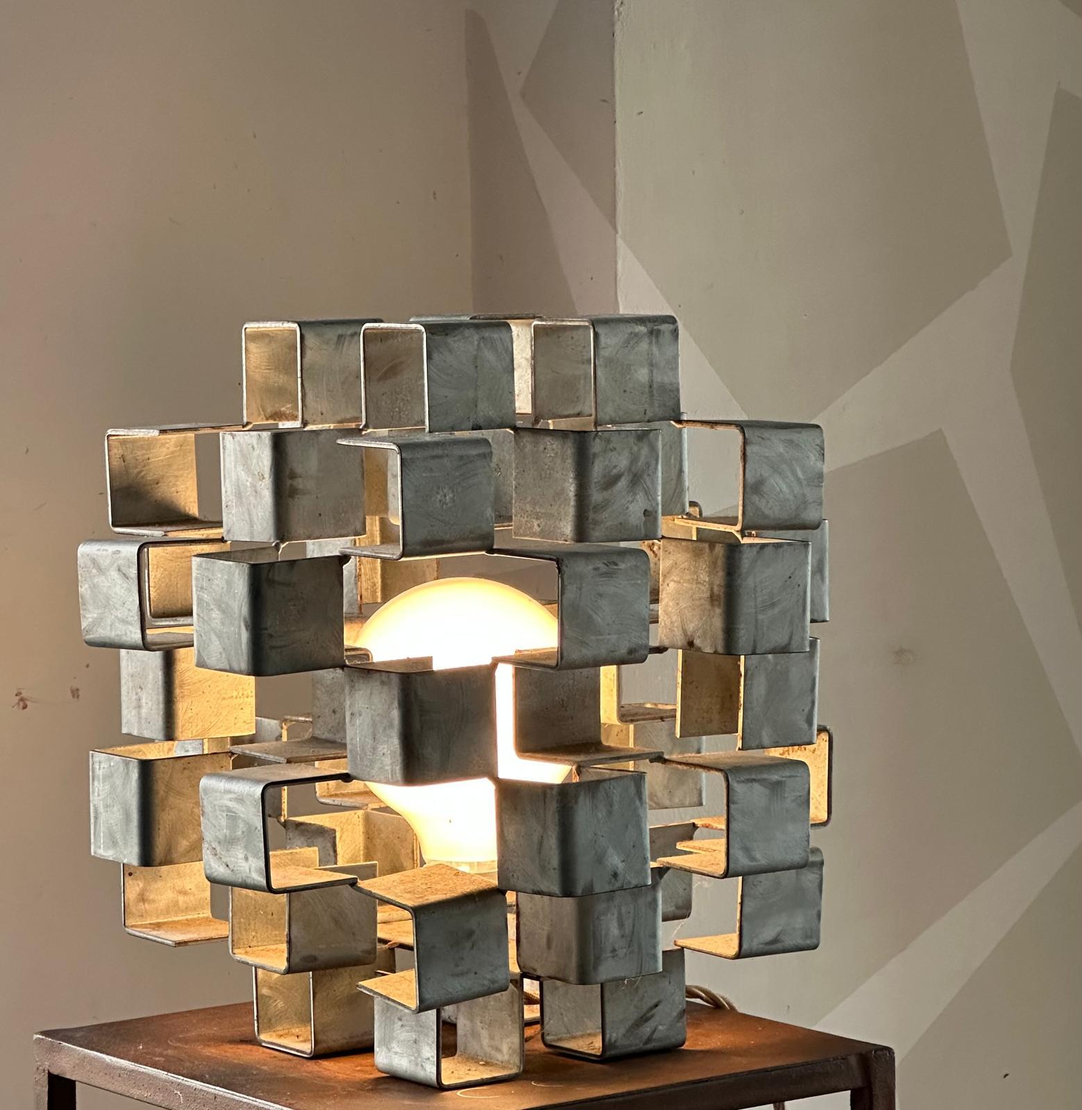Lampe de table sculpturale en métal en forme de cube Italian 1960's en vente 5
