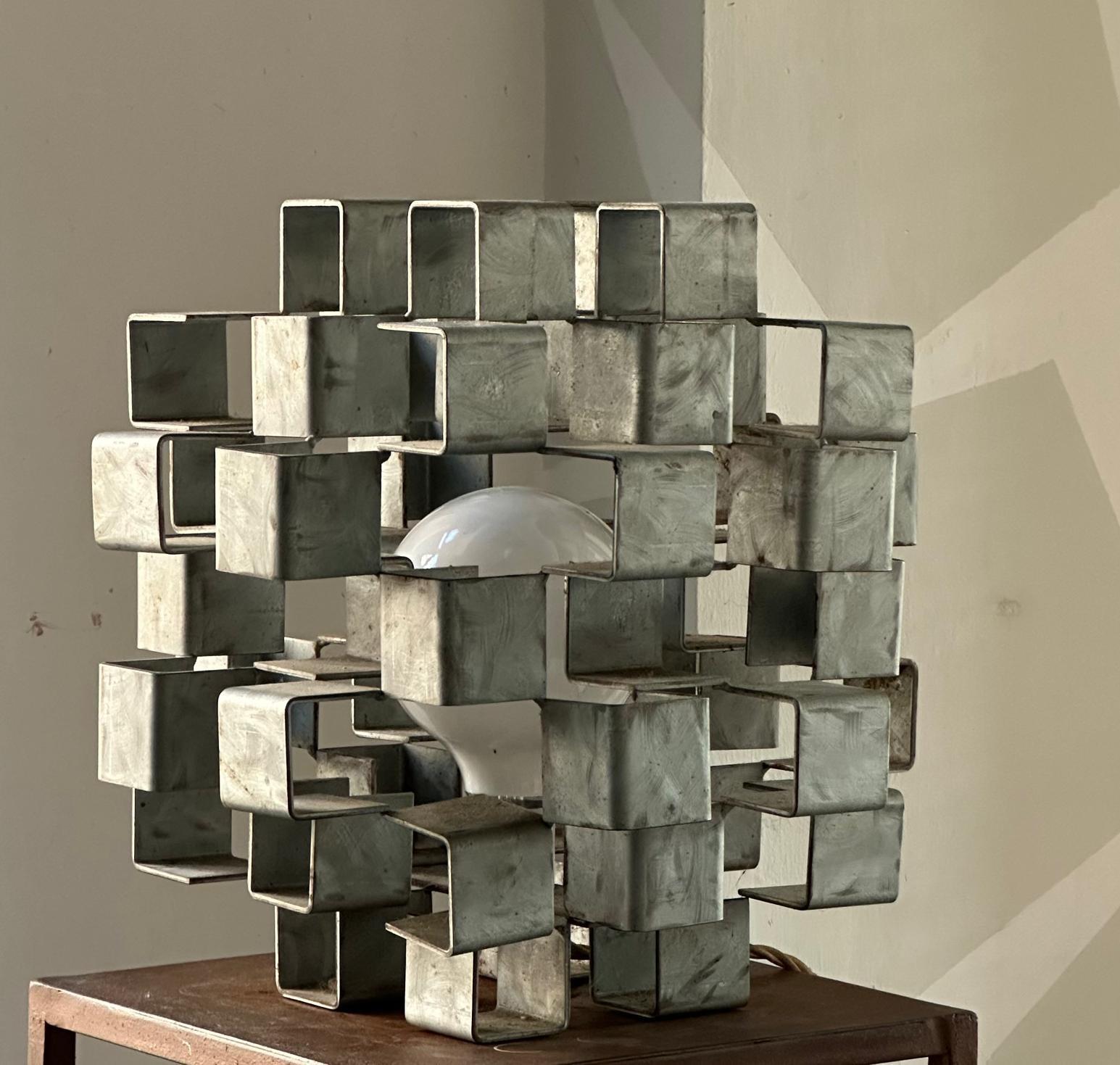Lampe de table sculpturale en métal en forme de cube Italian 1960's en vente 6