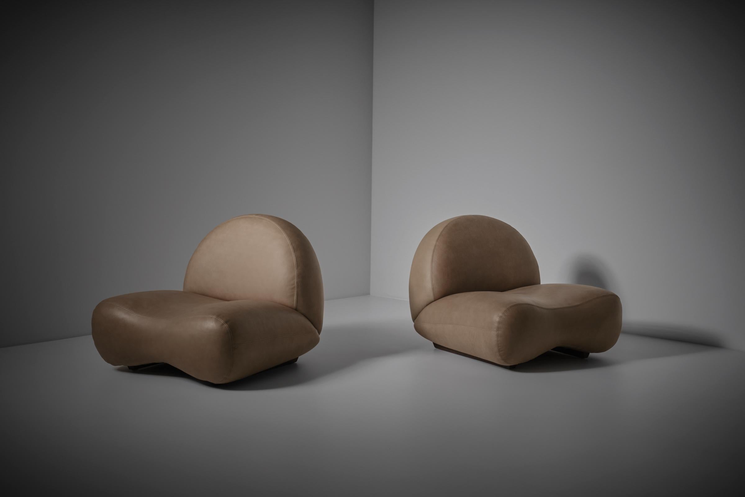 Mid-Century Modern Sculptural Curved Leather Lounge Chairs, Italy, 1960s