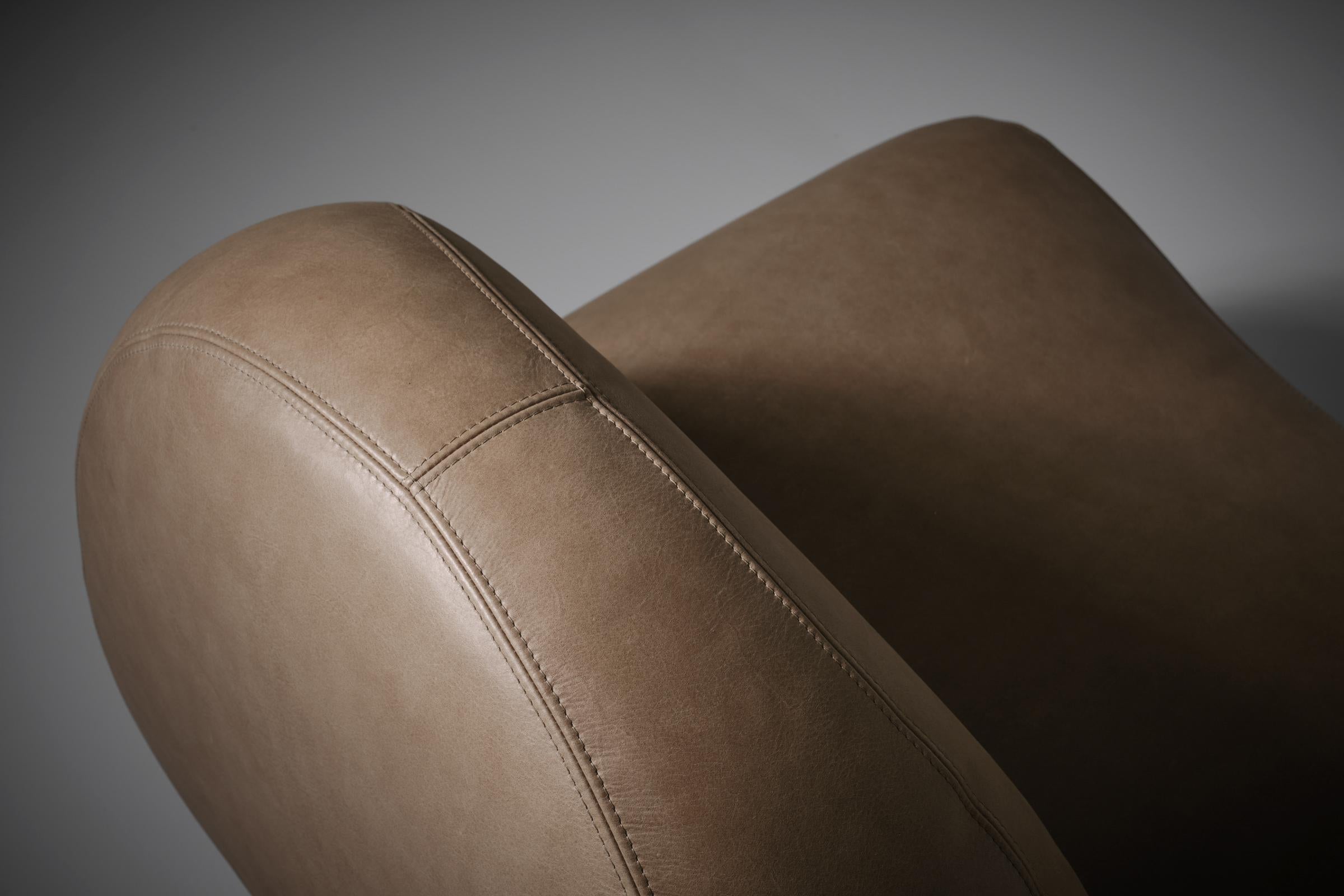 Mid-20th Century Sculptural Curved Leather Lounge Chairs, Italy, 1960s