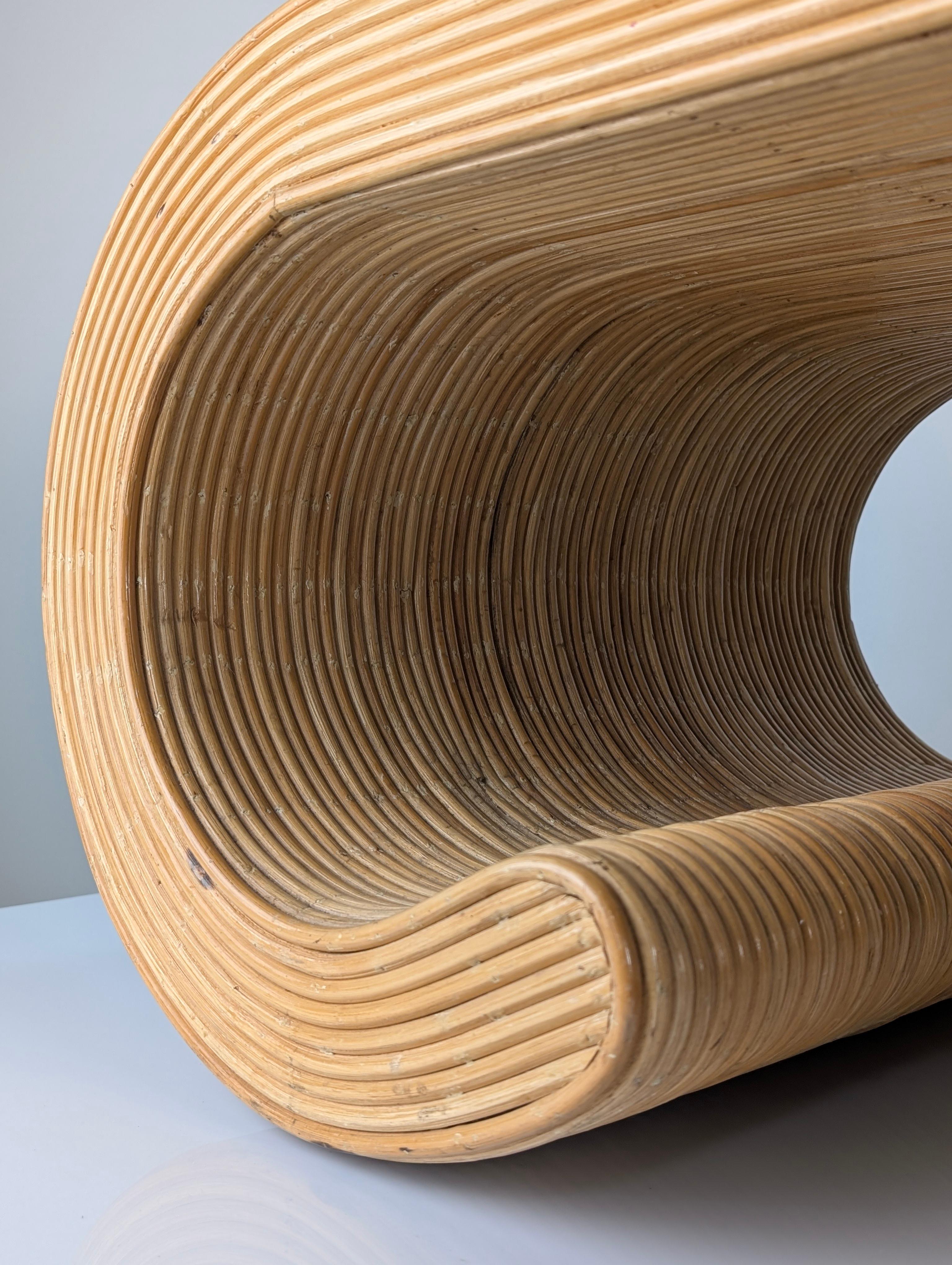 Mesa de centro escultórica de ratán curvado, años 70 Italiano en venta